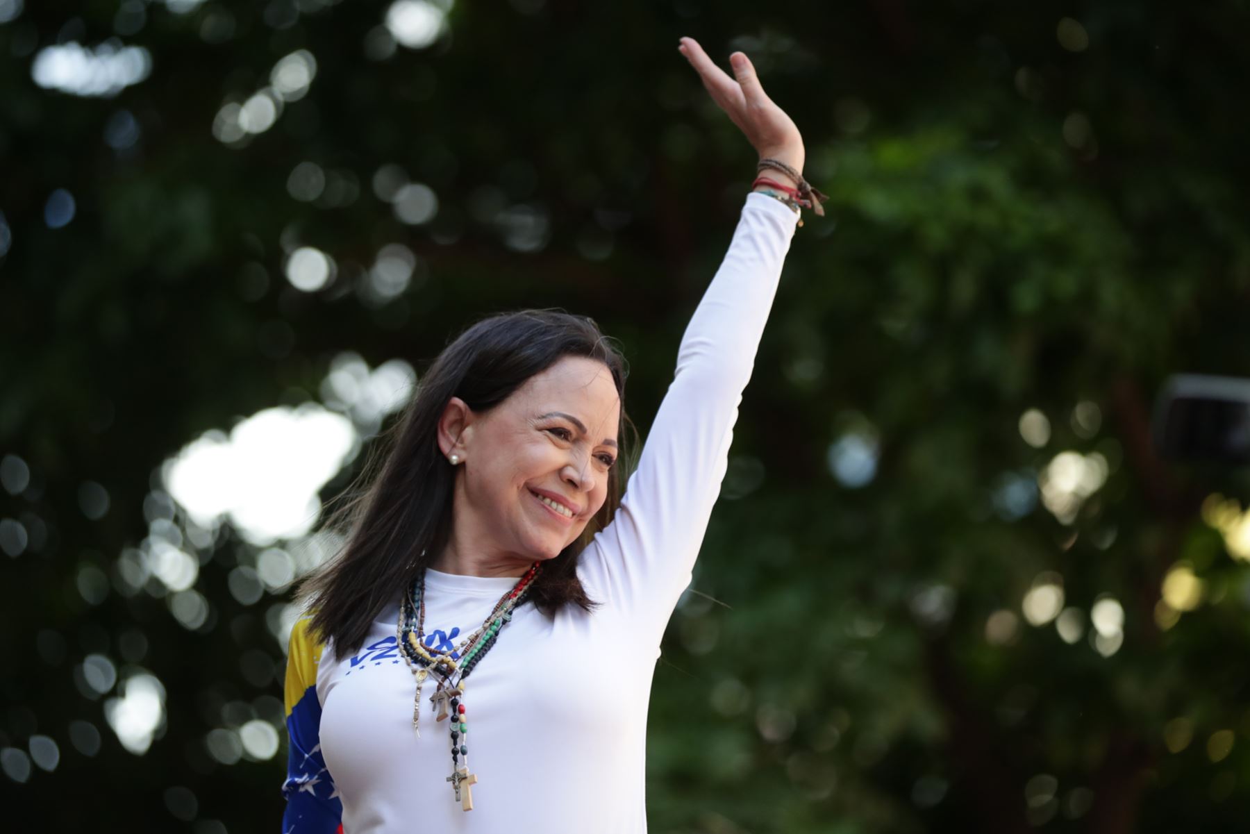 La líder antichavista María Corina Machado pronuncia un discurso este jueves, en una manifestación en Caracas (Venezuela). Machado expresó, cuando salió de la clandestinidad para participar en una protesta en Caracas, que Venezuela "superó el miedo" al estar en las calles para -aseguró- defender el reclamado triunfo de Edmundo González Urrutia en las elecciones del pasado julio, en las que Nicolás Maduro fue proclamado ganador por el organismo comicial. Foto: EFE