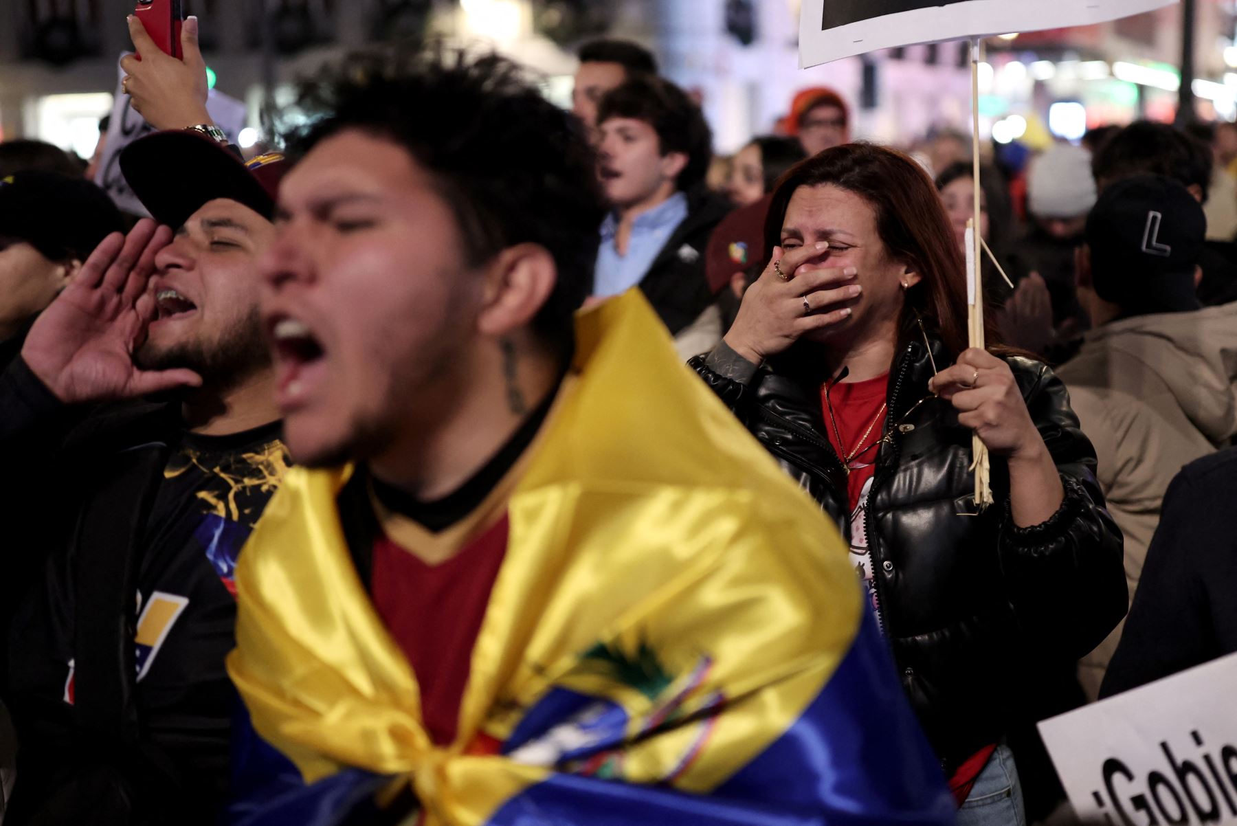 Manifestantes reaccionan ante la información del arresto de la líder opositora venezolana María Corina Machado, durante una manifestación por la democracia en Venezuela. AFP