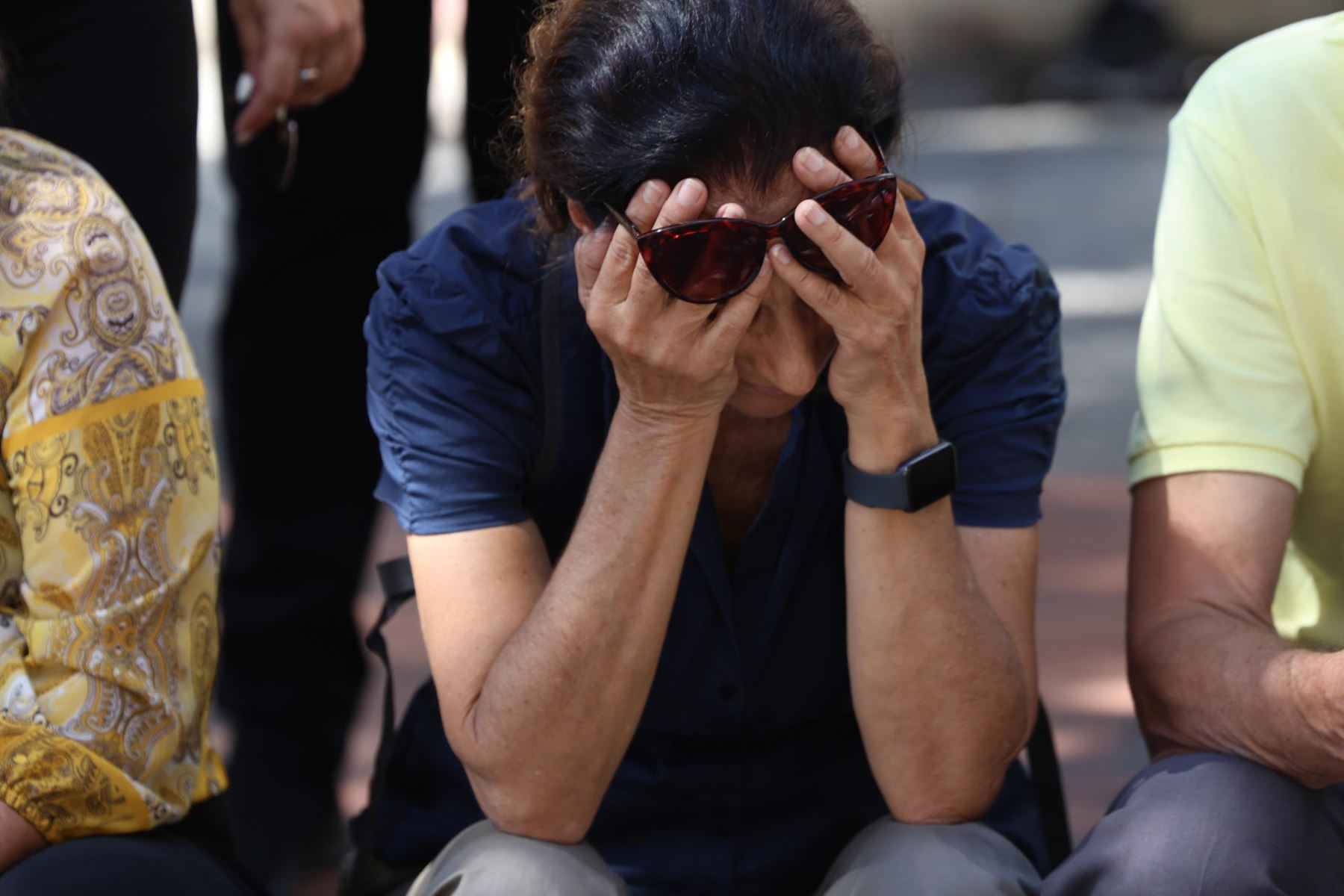 Una simpatizante reacciona a la noticia de la interceptación  de la líder antichavista María Corina Machado  tras su participación en una   manifestación en Caracas. Foto: EFE