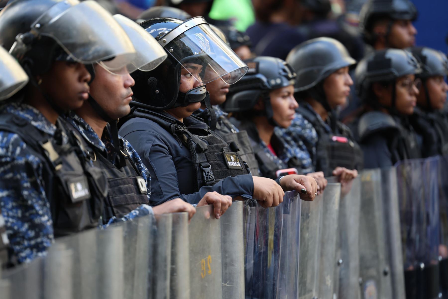 Integrantes de la Policía Nacional Bolivariana vigilan en una manifestación este jueves, en Caracas (Venezuela). Machado anunció, a un día de la toma de posesión presidencial, el comienzo de una "nueva fase" del proceso para "la libertad de Venezuela", y pidió a los ciudadanos estar atentos a las señales sobre los próximos pasos. EFE