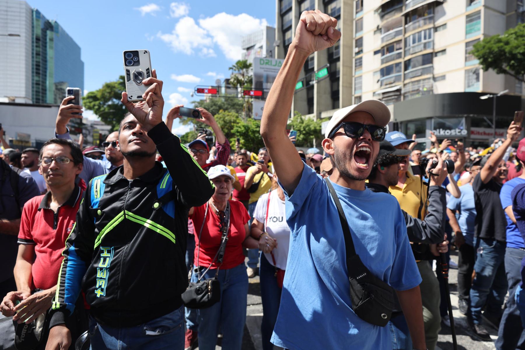 Venezolanos piden liberación de Corina Machado, detenida tras su participación en una manifestación por la toma presidencial en Caracas. EFE