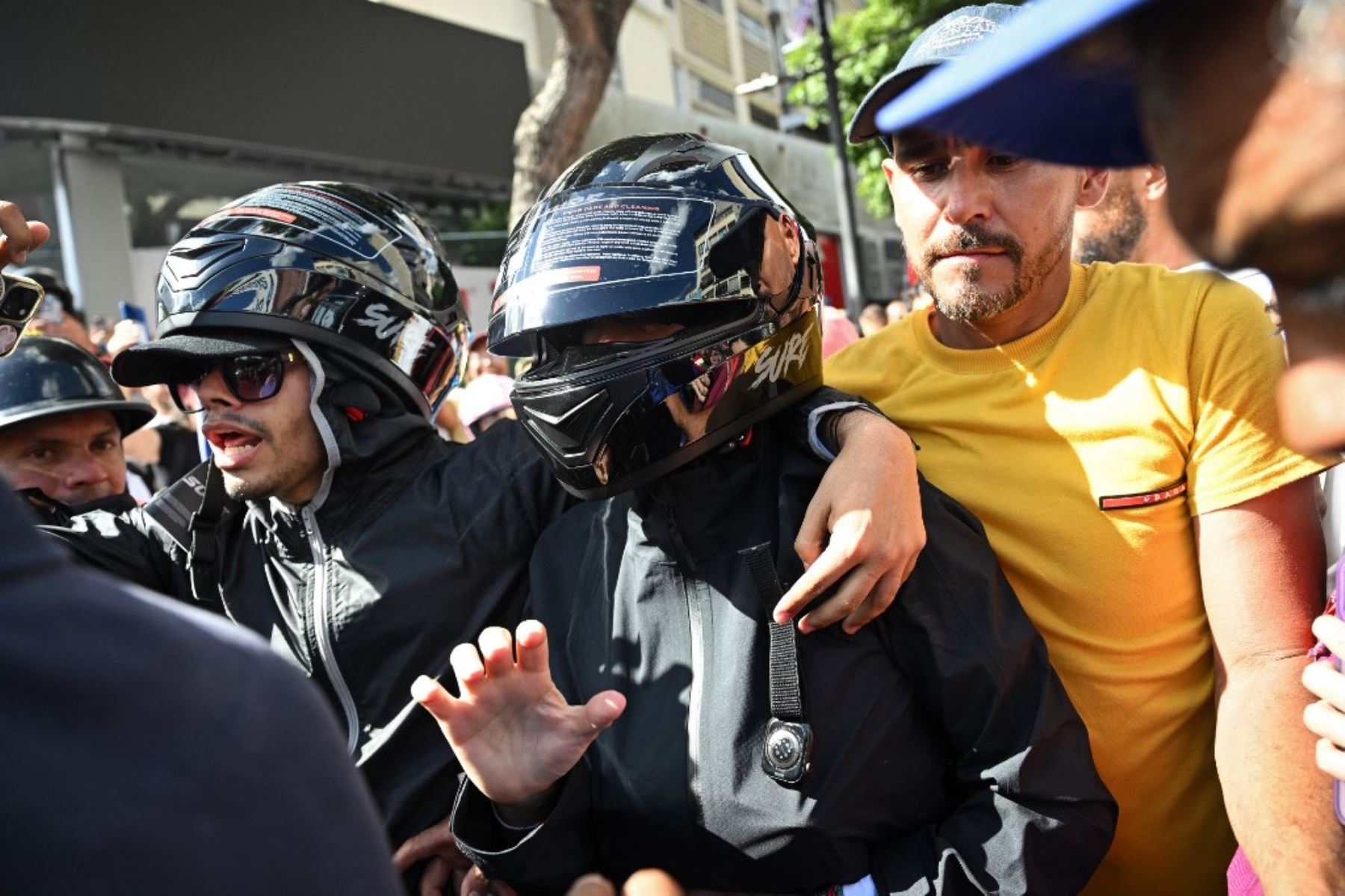 La líder de la oposición venezolana María Corina Machado, se sube a una motocicleta después de pronunciar un discurso durante una manifestación convocada por la oposición en vísperas de la toma de posesión presidencial en Caracas. Foto: AFP