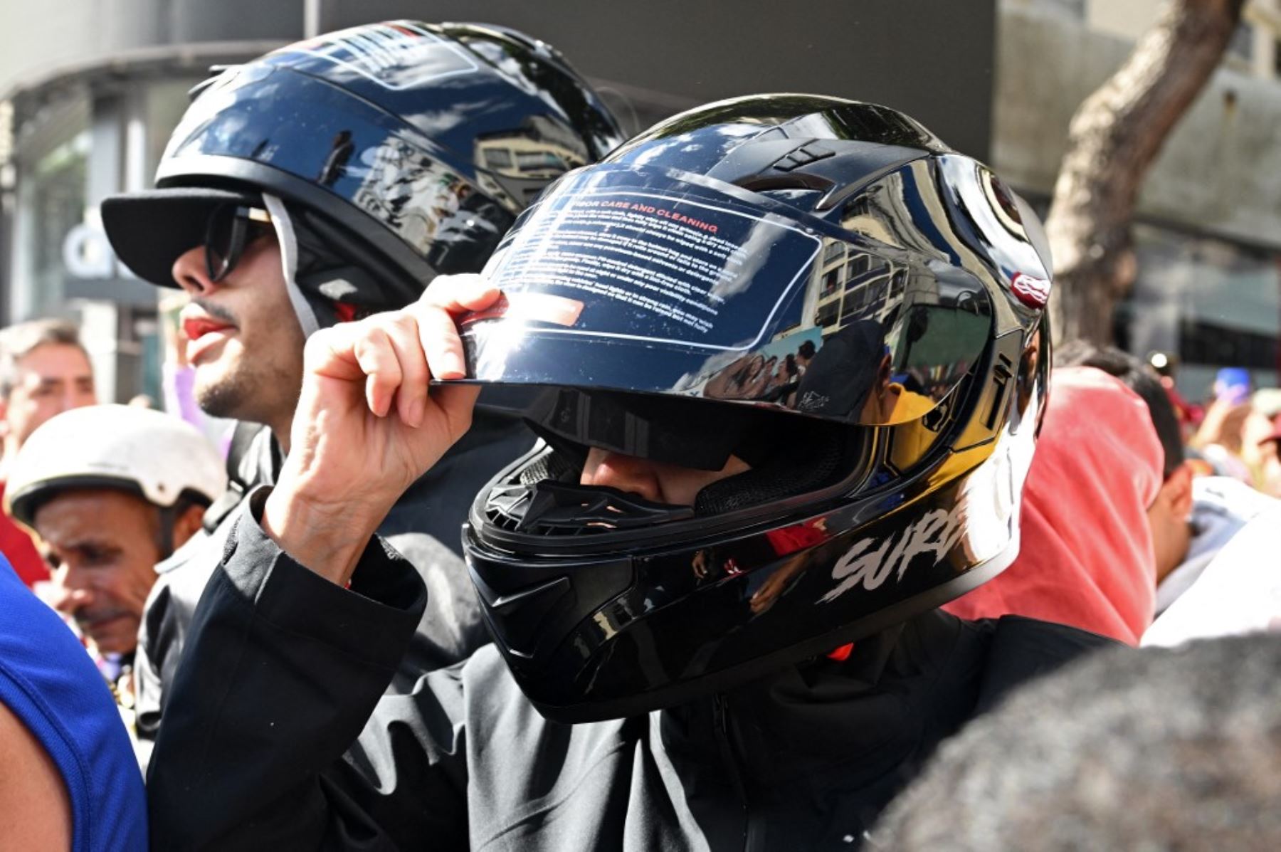 La líder de la oposición venezolana María Corina Machado, se sube a una motocicleta después de pronunciar un discurso durante una manifestación convocada por la oposición en vísperas de la toma de posesión presidencial en Caracas. Foto: AFP