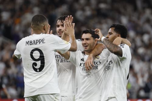 Los jugadores del Real Madrid celebran el segundo gol de su equipo durante el partido de semifinales de la Supercopa de España de fútbol entre el Real Madrid y el RCD Mallorca, este jueves en Yeda. Foto: EFE