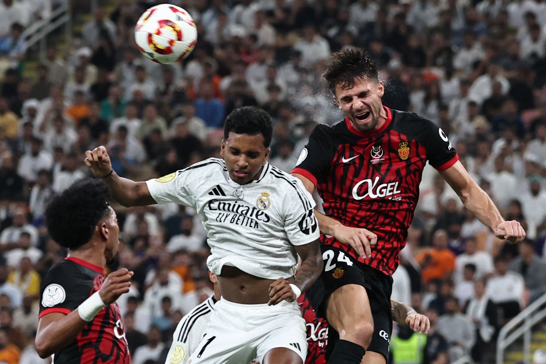 El delantero brasileño del Real Madrid  Rodrygo pelea por el cabezazo con el defensor eslovaco del Real Mallorca  Martin Valjent durante el partido de fútbol semifinal de la Supercopa de España entre el Real Madrid y Mallorca. Foto: AFP