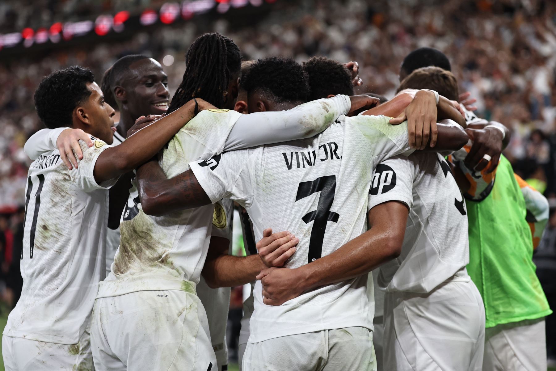 Los jugadores del Real Madrid celebran su primer gol durante el partido de semifinales de la Supercopa de España entre el Real Madrid y Mallorca. AFP