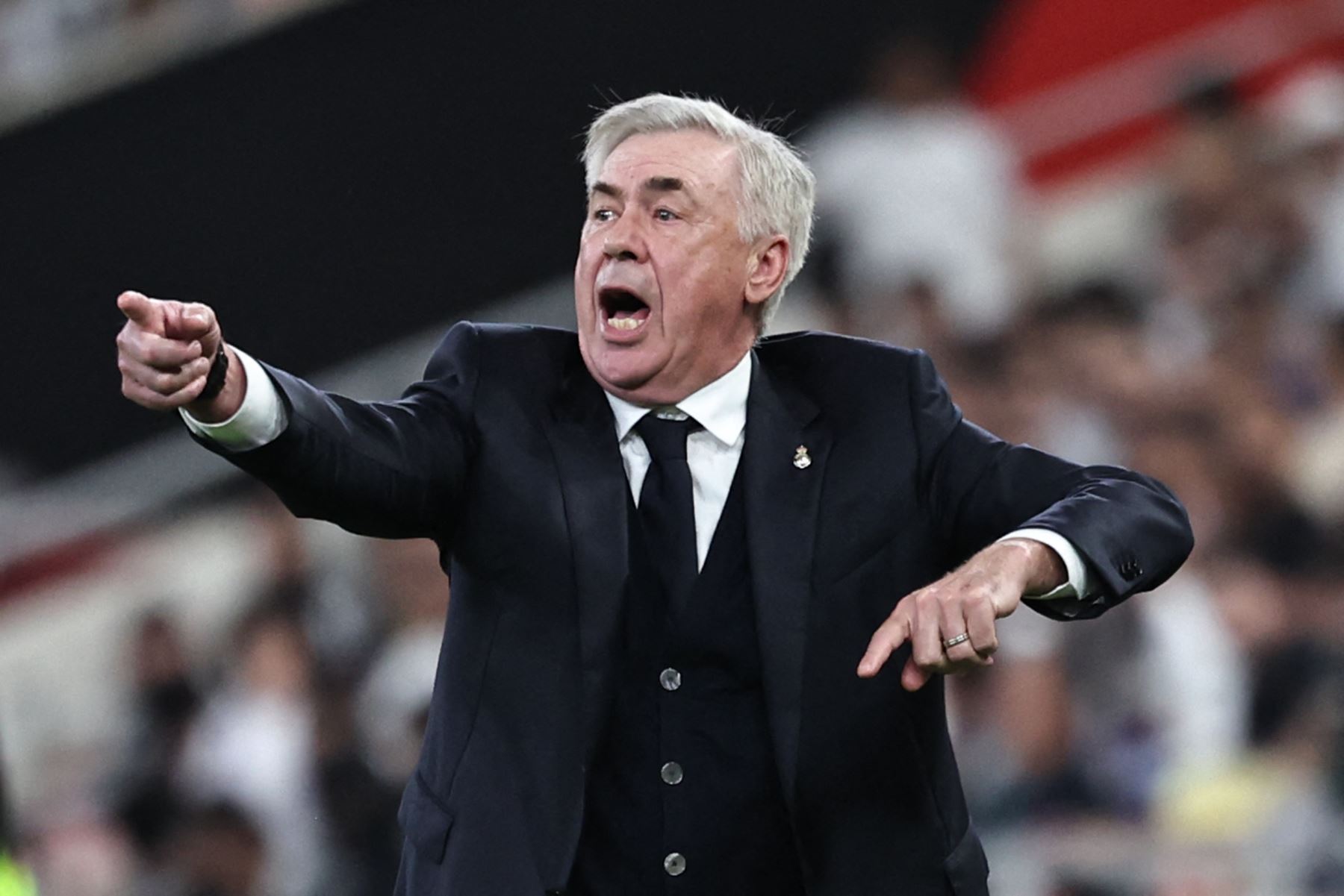 El entrenador italiano del Real Madrid, Carlo Ancelotti, habla con sus jugadores durante el partido de semifinales de la Supercopa de España entre el Real Madrid y Mallorca. AFP