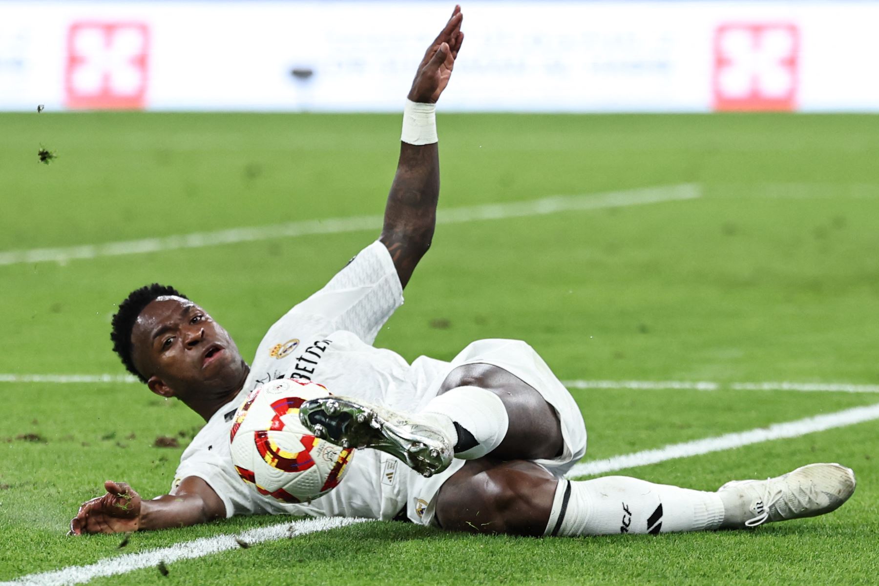 El delantero brasileño del Real Madrid  Vinicius Junior controla el balón durante el partido de fútbol semifinal de la Supercopa de España entre el Real Madrid y Mallorca. AFP