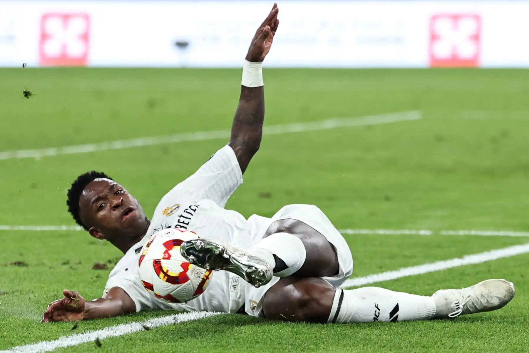 El delantero brasileño del Real Madrid  Vinicius Junior controla el balón durante el partido de fútbol semifinal de la Supercopa de España entre el Real Madrid y Mallorca. AFP