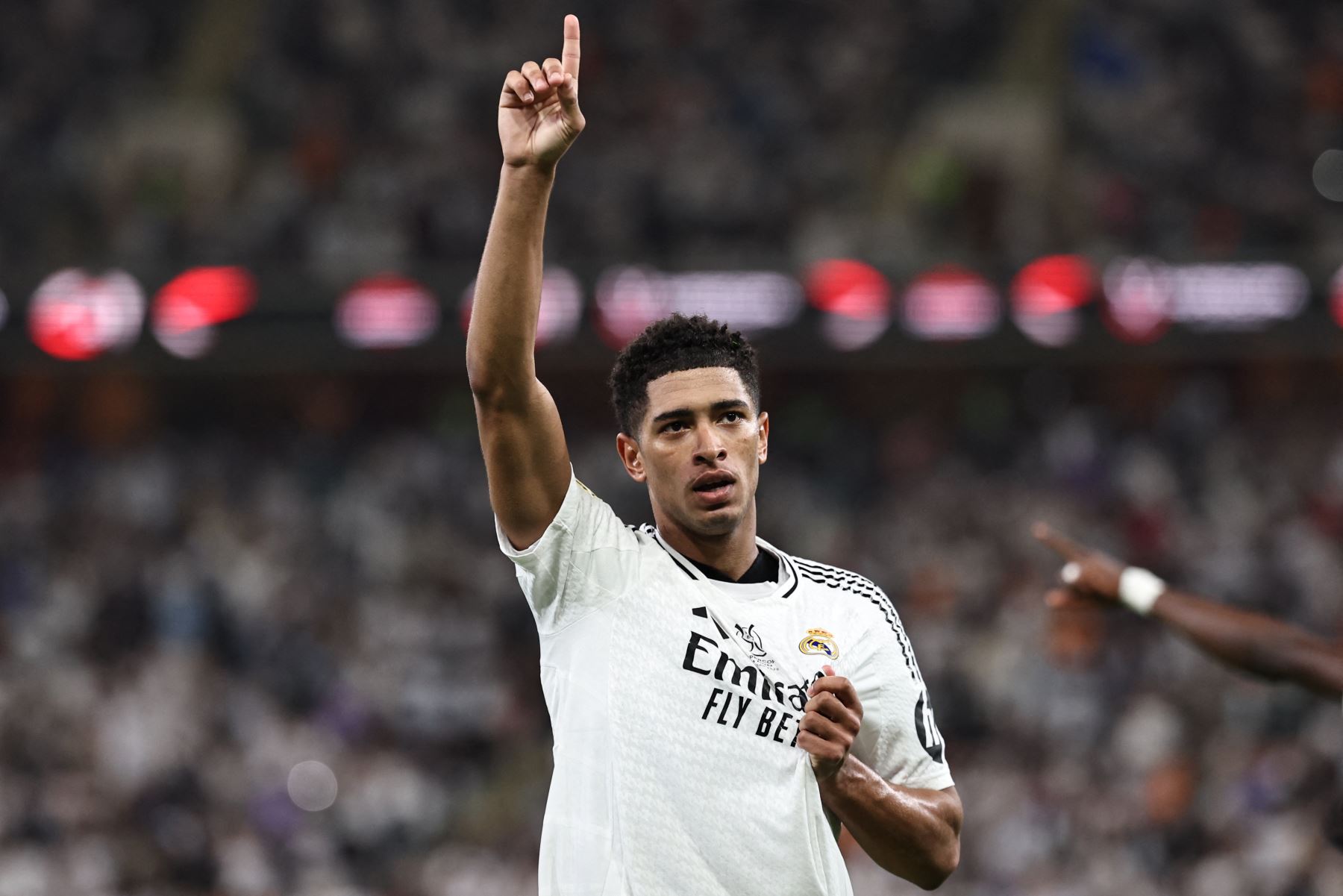 El centrocampista inglés del Real Madrid  Jude Bellingham celebra marcar el primer gol de su equipo durante el partido de fútbol semifinal de la Supercopa de España entre el Real Madrid y Mallorca. AFP