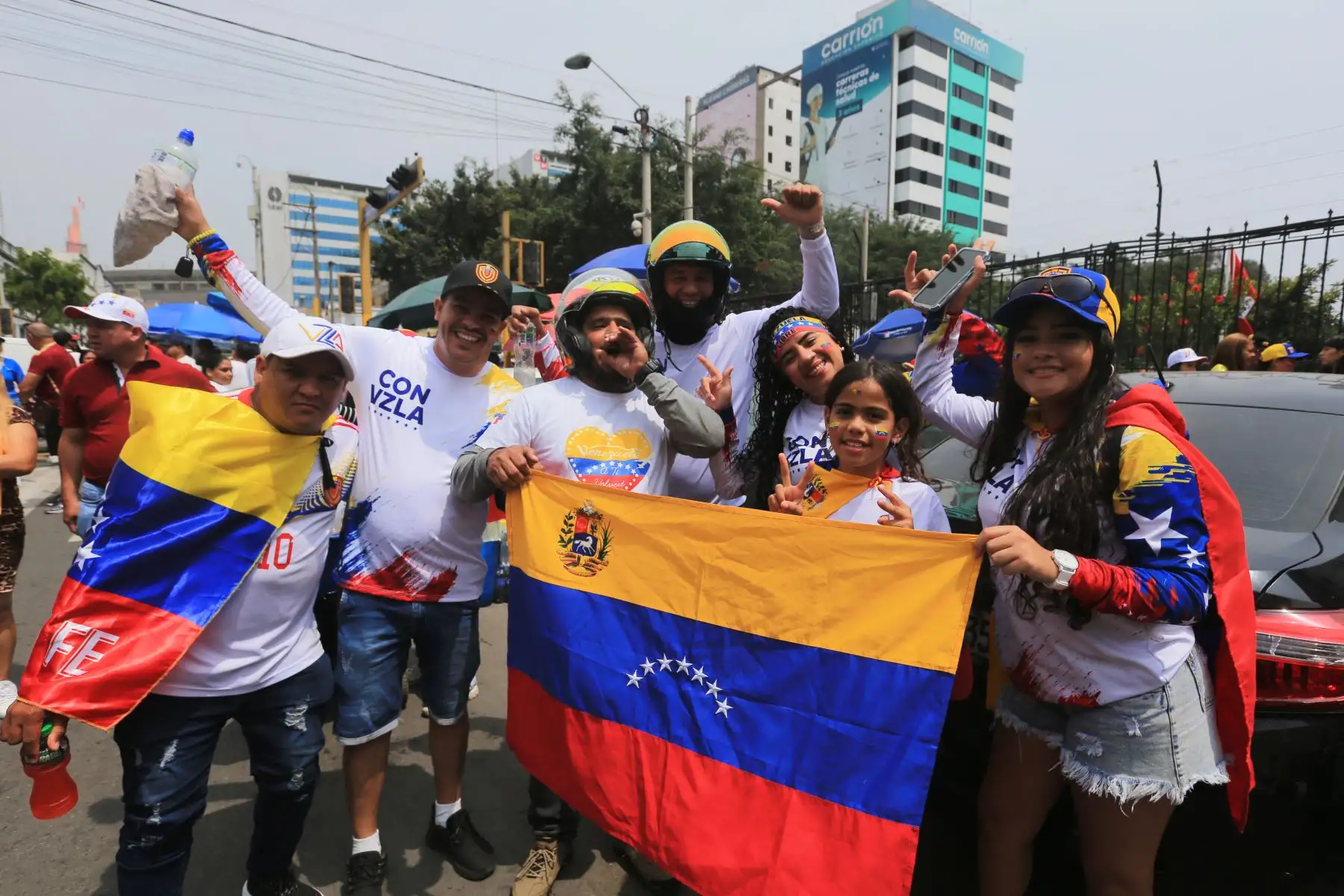 Venezolanos residentes en Lima, se reúnen en las inmediaciones de la embajada de su país para manifestar contra el régimen de Nicolas Maduro . FOTO:ANDINA/Hector Vinces