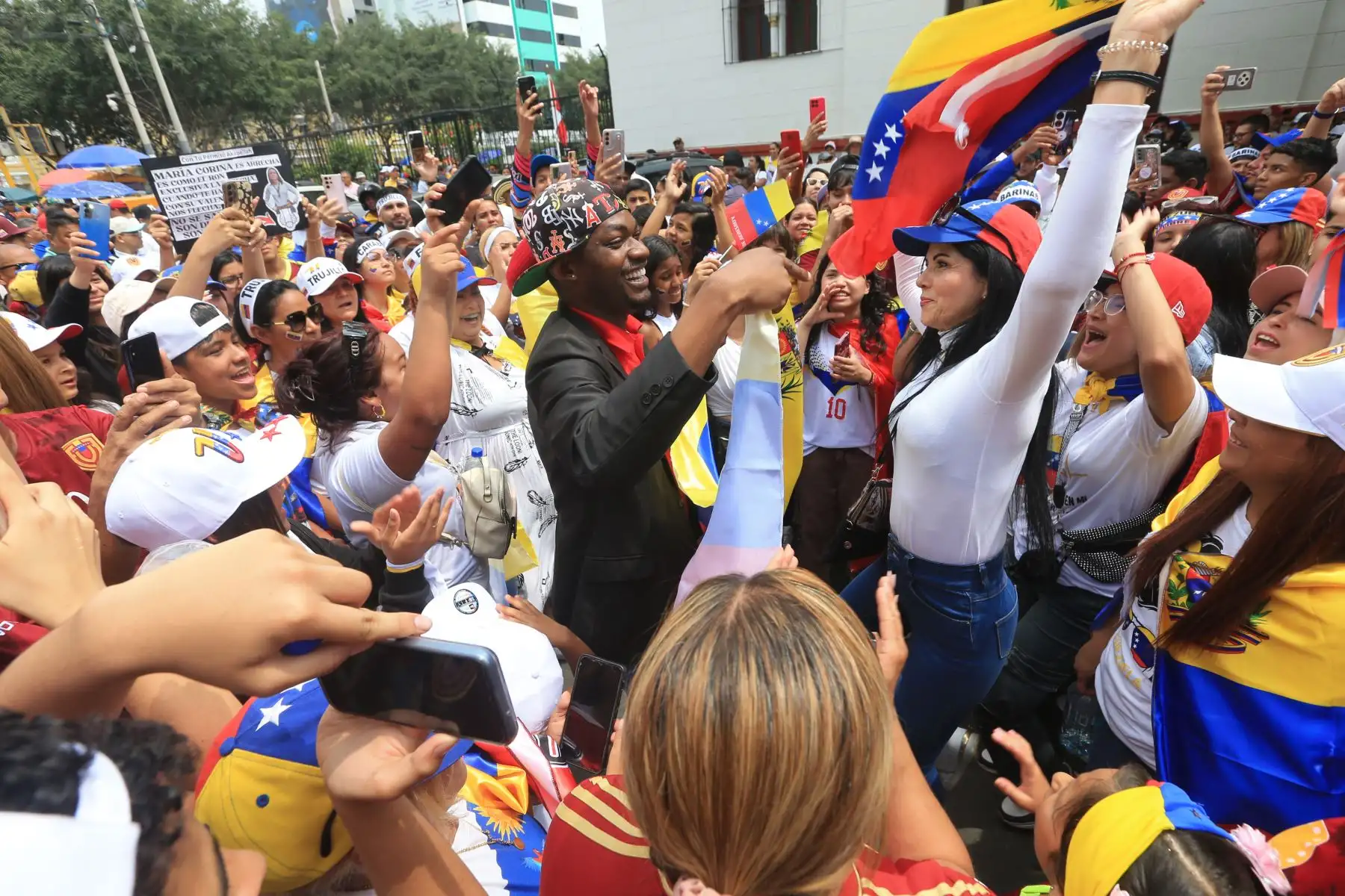 Venezolanos residentes en Lima, se reúnen en las inmediaciones de la embajada de su país para manifestar contra el régimen de Nicolas Maduro . FOTO:ANDINA/Hector Vinces