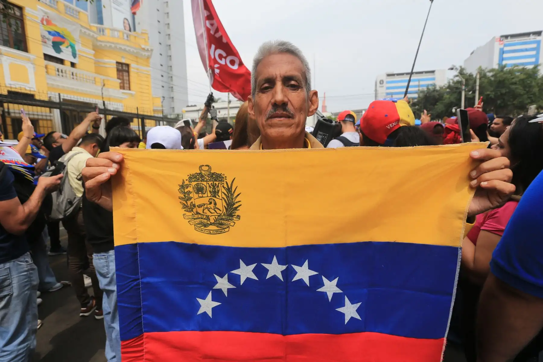Venezolanos residentes en Lima, se reúnen en las inmediaciones de la embajada de su país para manifestar contra el régimen de Nicolas Maduro . FOTO:ANDINA/Hector Vinces
