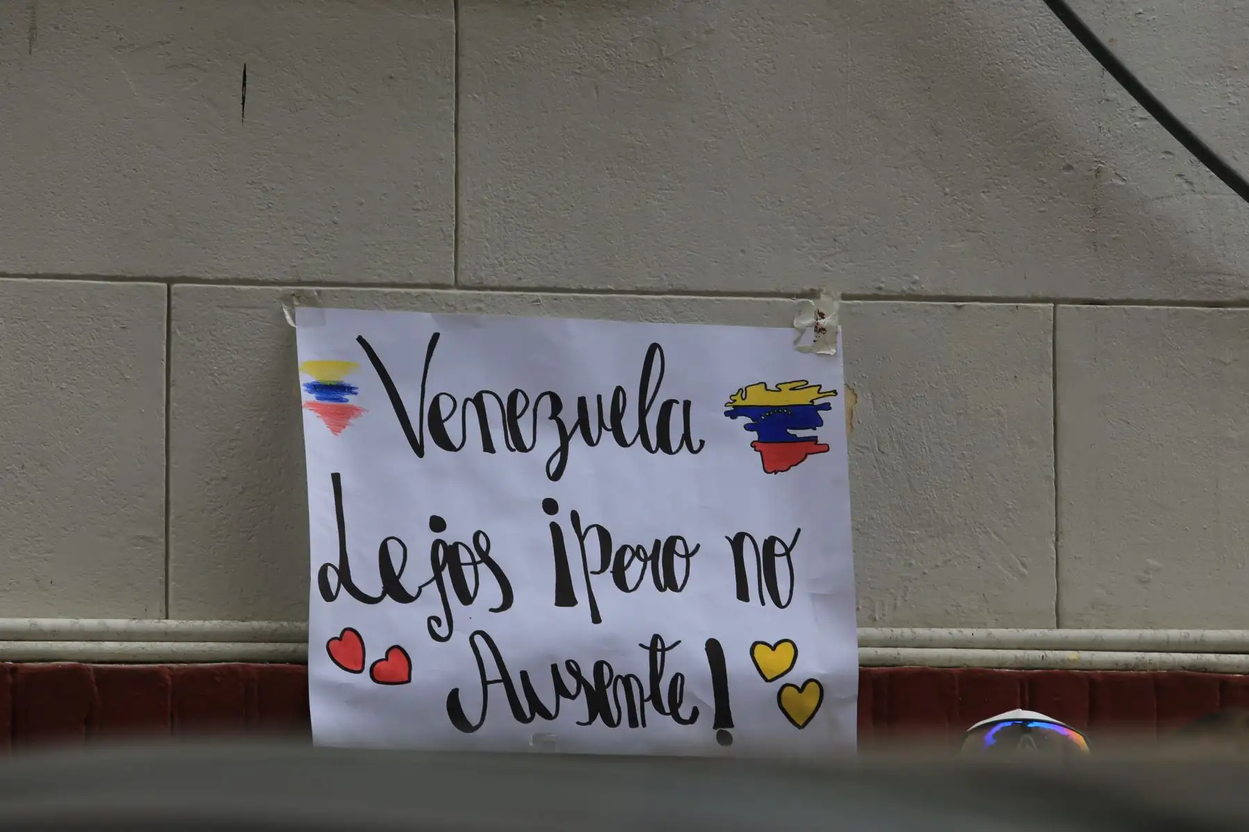 Venezolanos residentes en Lima, se reúnen en las inmediaciones de la embajada de su país para manifestar contra el régimen de Nicolas Maduro . FOTO:ANDINA/Hector Vinces