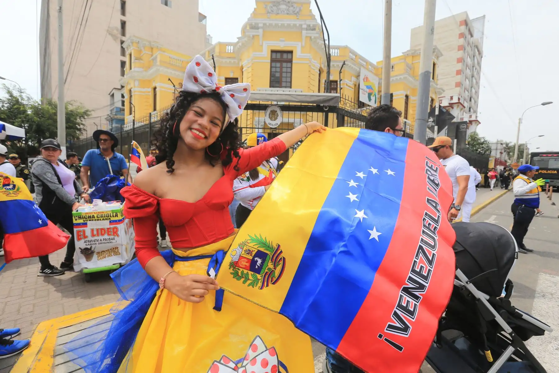 Venezolanos residentes en Lima, se reúnen en las inmediaciones de la embajada de su país para manifestar contra el régimen de Nicolas Maduro . FOTO:ANDINA/Hector Vinces