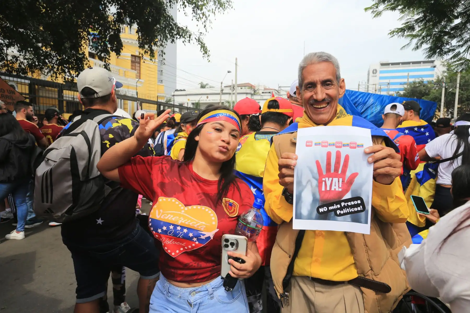 Venezolanos residentes en Lima, se reúnen en las inmediaciones de la embajada de su país para manifestar contra el régimen de Nicolas Maduro . FOTO:ANDINA/Hector Vinces