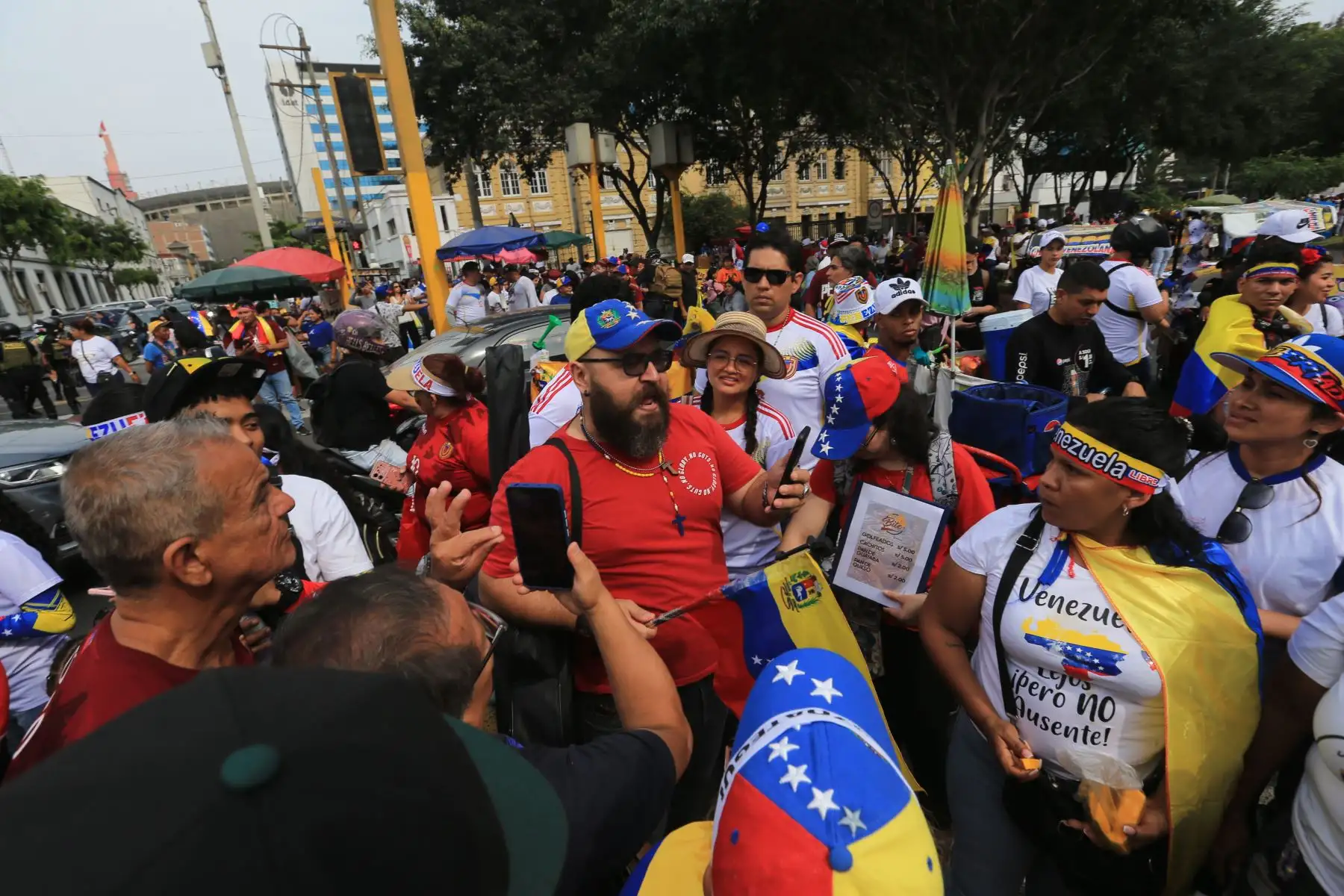 Venezolanos residentes en Lima, se reúnen en las inmediaciones de la embajada de su país para manifestar contra el régimen de Nicolas Maduro . FOTO:ANDINA/Hector Vinces