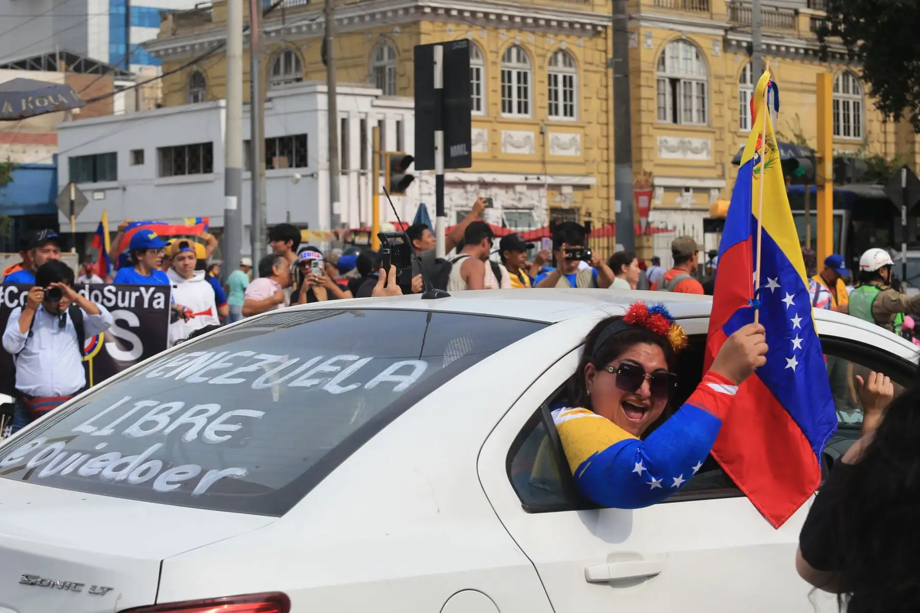 Venezolanos residentes en Lima, se reúnen en las inmediaciones de la embajada de su país para manifestar contra el régimen de Nicolas Maduro . FOTO:ANDINA/Hector Vinces