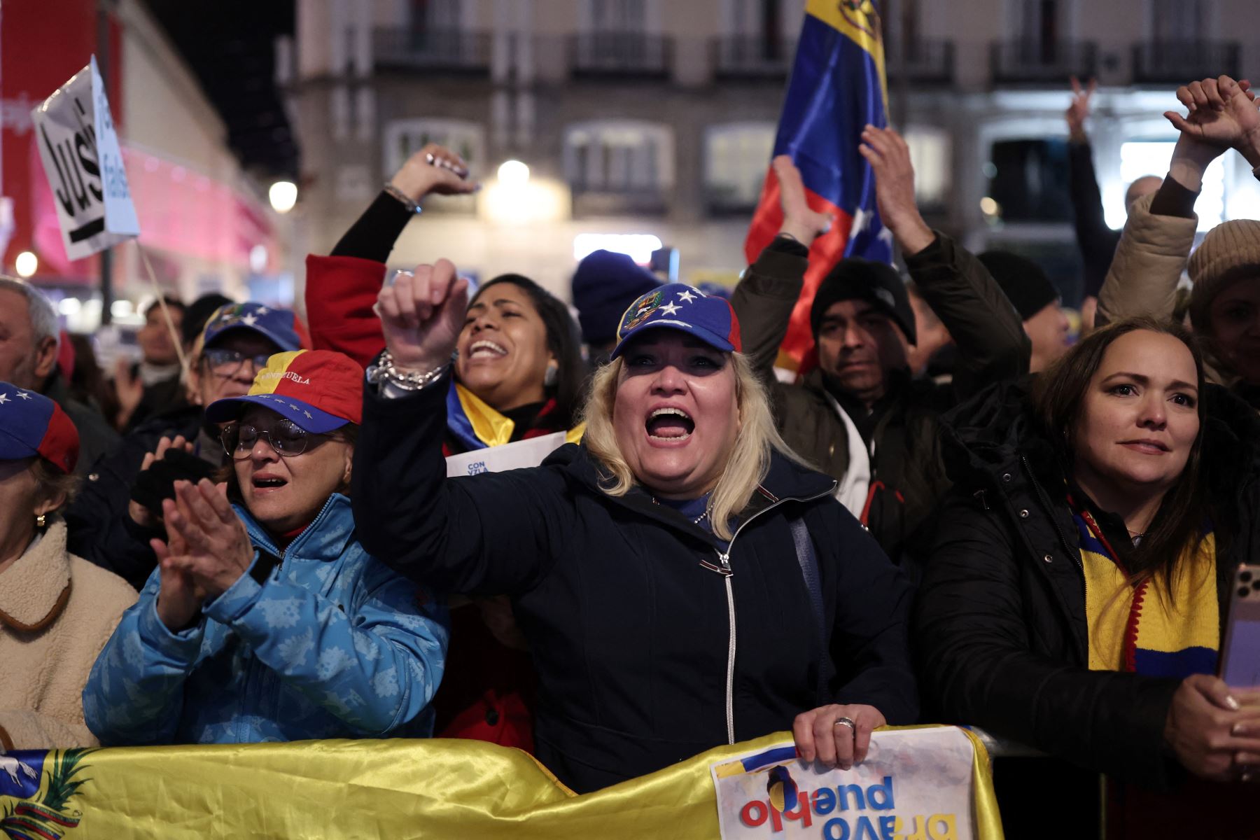 Los manifestantes participan en una manifestación por la democracia en Venezuela y en apoyo del candidato de la oposición venezolana, Edmundo González, en vísperas de la toma de posesión presidencial de Venezuela, en Madrid. AFP