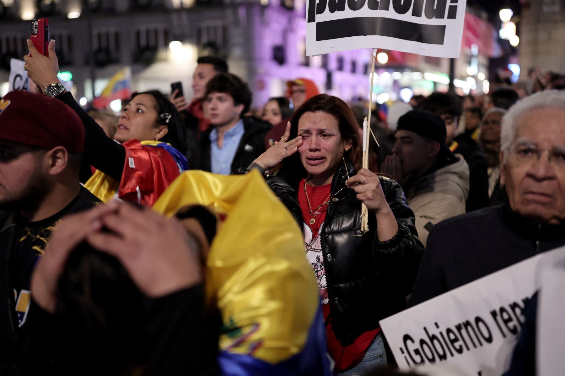 Los manifestantes reaccionan ante la información del arresto de la líder opositora venezolana María Corina Machado, durante una manifestación por la democracia en Venezuela en Madrid. AFP