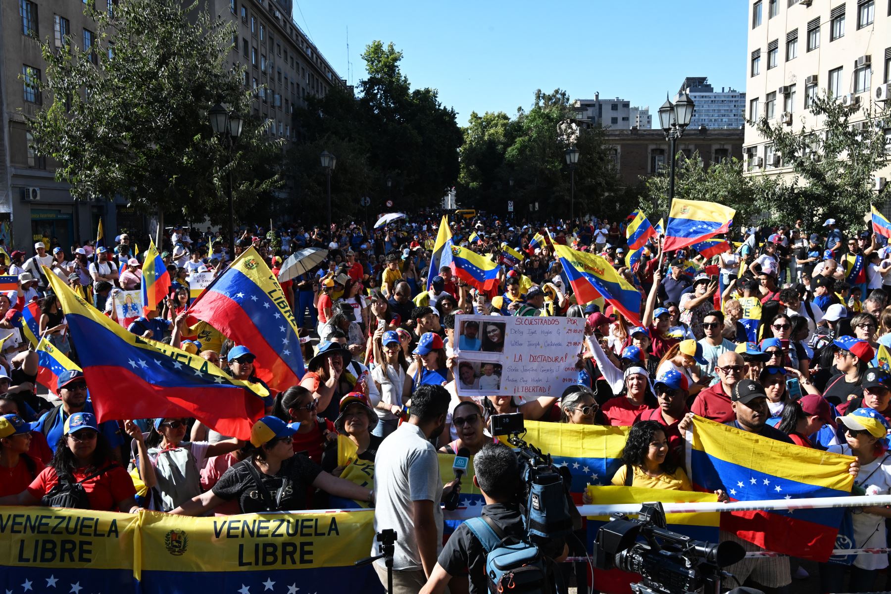 Residentes venezolanos asisten a una protesta convocada por la oposición en vísperas de la toma de posesión presidencial en Santiago, Chile. AFP