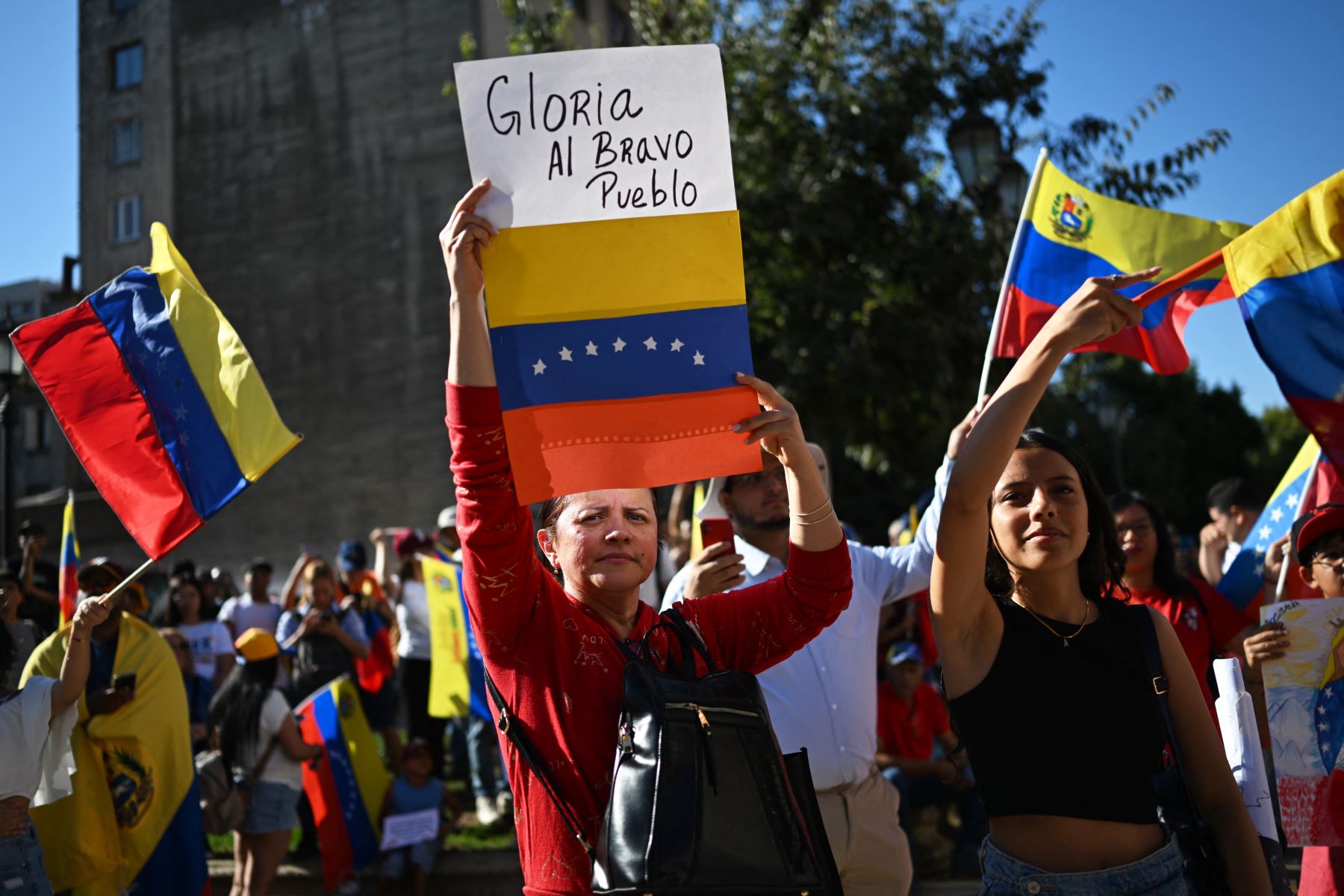 Venezolanos asisten a una protesta convocada por la oposición en vísperas de la toma de posesión presidencial en Santiago de Chile. AFP