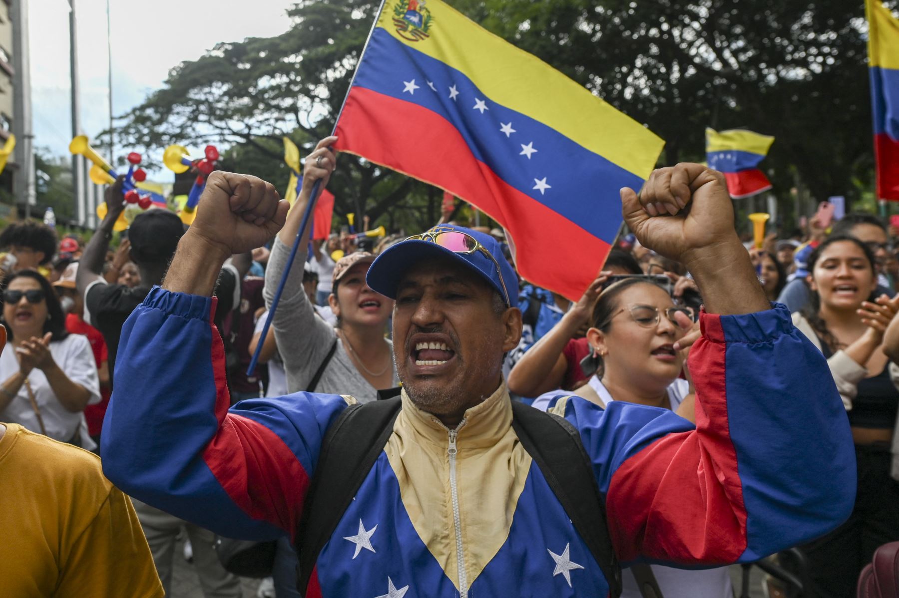 Un venezolano grita consignas durante una protesta convocada por la oposición en vísperas de la toma de posesión presidencial en Cali, Colombia. AFP