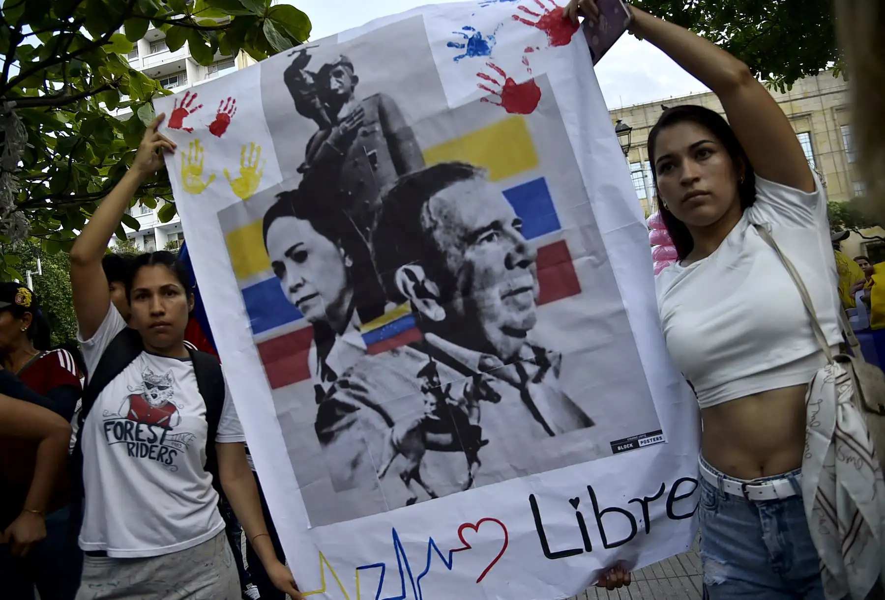 Los manifestantes llevan un cartel con imágenes de los líderes de la oposición venezolana María Corina Machado y Edmundo González Urrutia durante una protesta convocada por la oposición en vísperas de la toma de posesión presidencial en la plaza Santander en Cúcuta, Colombia. AFP