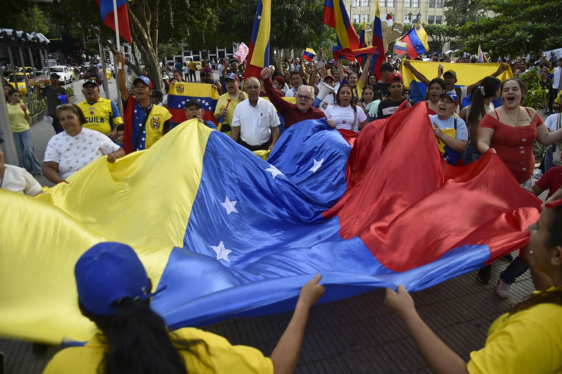 Manifestantes ondean una bandera venezolana durante una protesta convocada por la oposición en vísperas de la toma de posesión presidencial en la plaza Santander de Cúcuta, Colombia. AFP