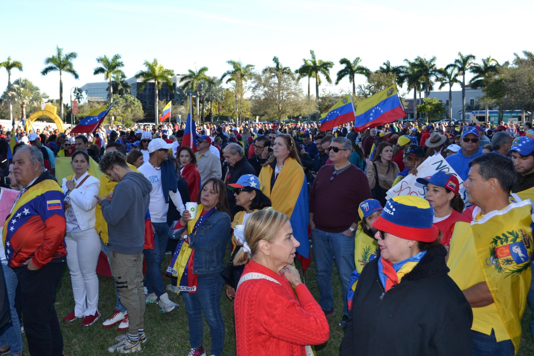 Ciudadanos venezolanos asisten a una manifestación este jueves, en Doral (Estados Unidos). La diáspora venezolana en el sur de Florida se sumó al llamado de movilización de la líder opositora María Corina Machado y, entre cánticos de 