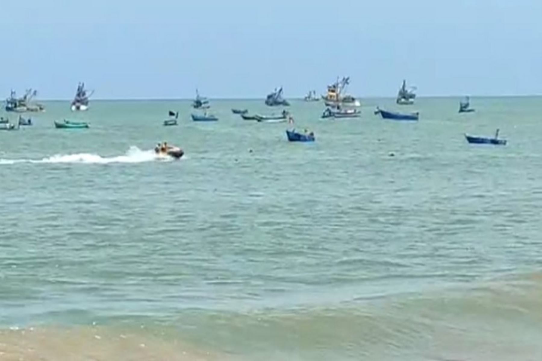 Los tripulantes de la embarcación son: el patrón Jorge Luis Morquencho Morán, junto a los pescadores Juan Zeus Carrillo, Pool Carrillo Negrine y Tomás Carrillo.