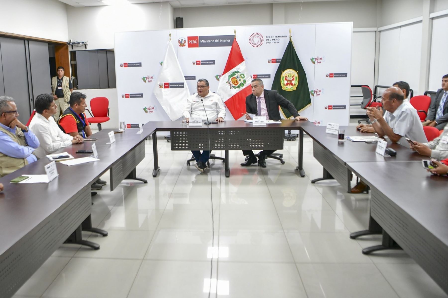 El ministro del Interior, Juan José Santiváñez, se reunió con alcaldes y representantes de 14 distritos de Lima y Callao declarados en emergencia. Foto: ANDINA/Difusión.