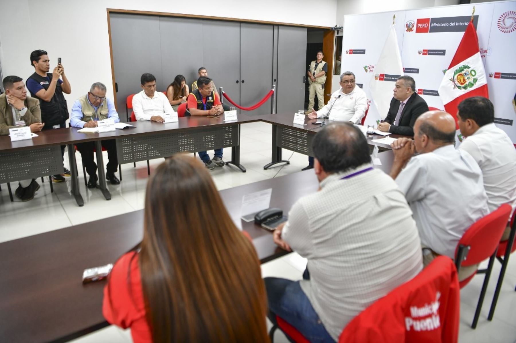 El ministro del Interior, Juan José Santiváñez, se reunió con alcaldes y representantes de 14 distritos de Lima y Callao declarados en emergencia. Foto: ANDINA/Difusión.