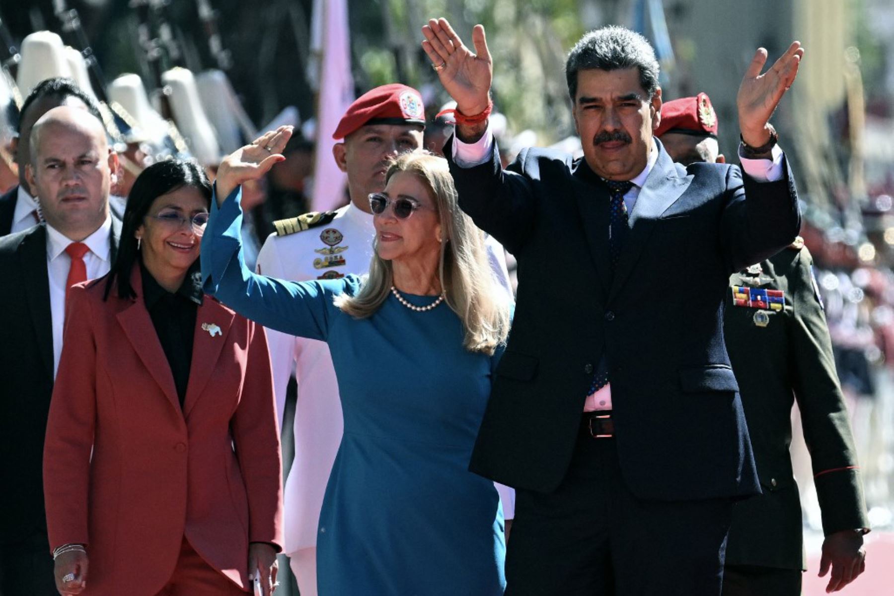 El presidente de Venezuela, Nicolás Maduro, y la primera dama, Cilia Flores, caminan a su llegada al Capitolio -casa de la Asamblea Nacional- para la toma de posesión presidencial, en Caracas. Foto: AFP