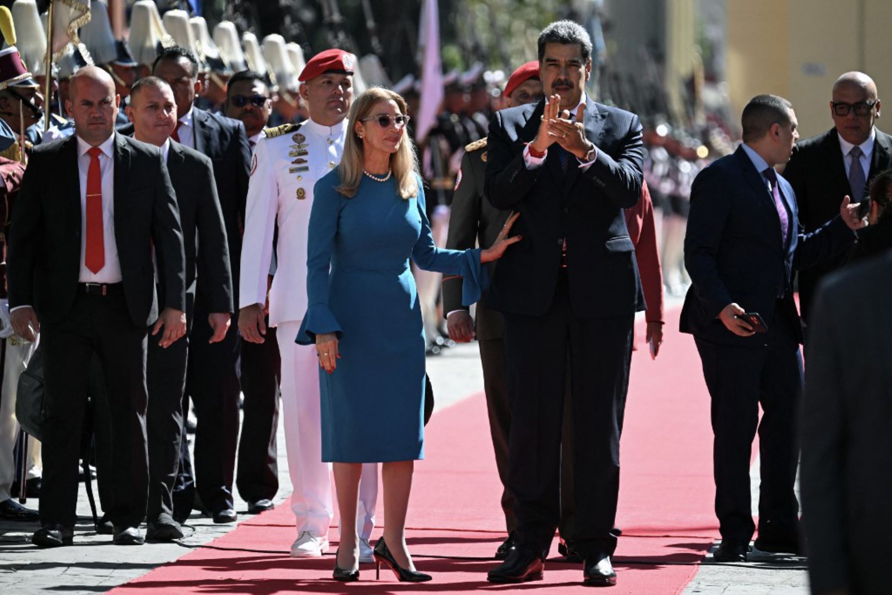 El presidente de Venezuela, Nicolás Maduro, y la primera dama, Cilia Flores, caminan a su llegada al Capitolio -casa de la Asamblea Nacional- para la toma de posesión presidencial, en Caracas. Foto: AFP