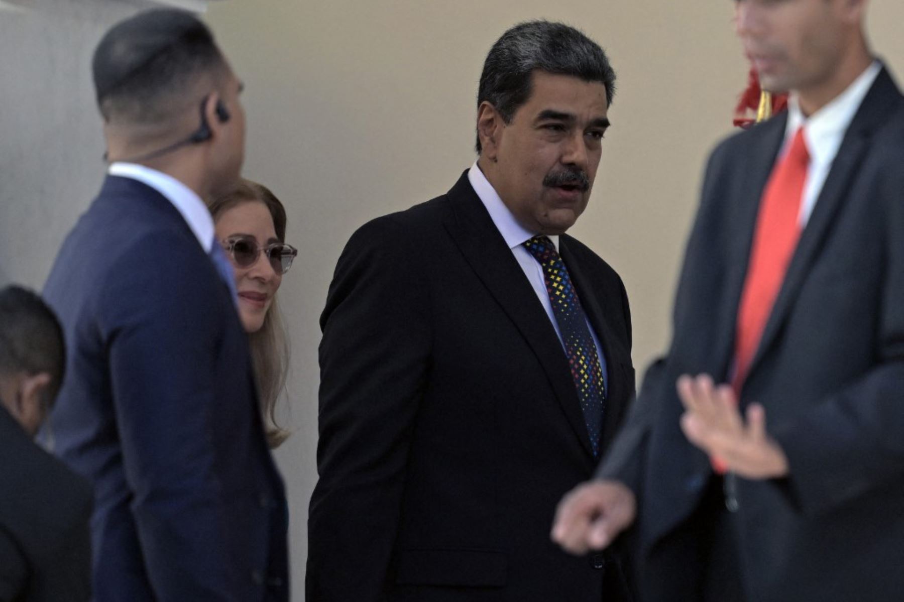 El presidente de Venezuela, Nicolás Maduro, y la primera dama, Cilia Flores, caminan a su llegada al Capitolio -casa de la Asamblea Nacional- para la toma de posesión presidencial, en Caracas. Foto: AFP