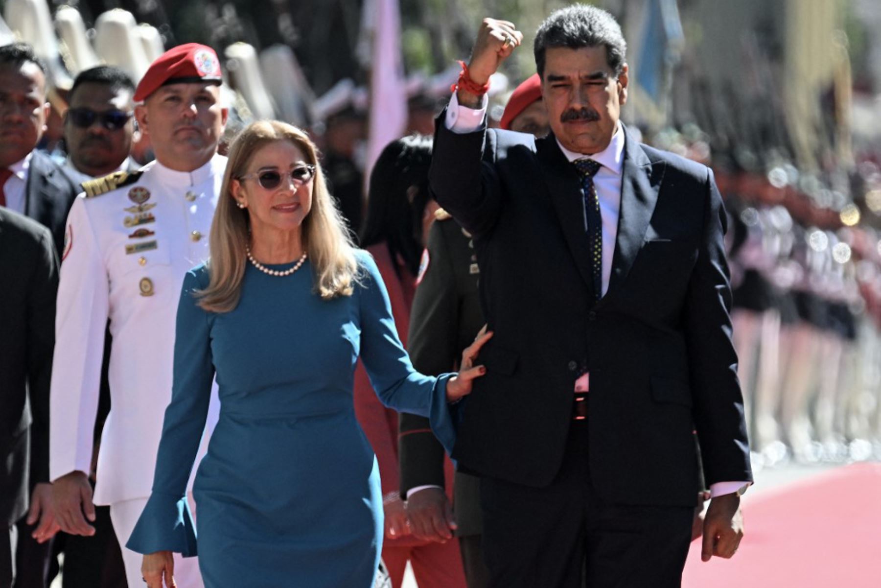 El presidente de Venezuela, Nicolás Maduro, y la primera dama, Cilia Flores, caminan a su llegada al Capitolio -casa de la Asamblea Nacional- para la toma de posesión presidencial, en Caracas. Foto: AFP