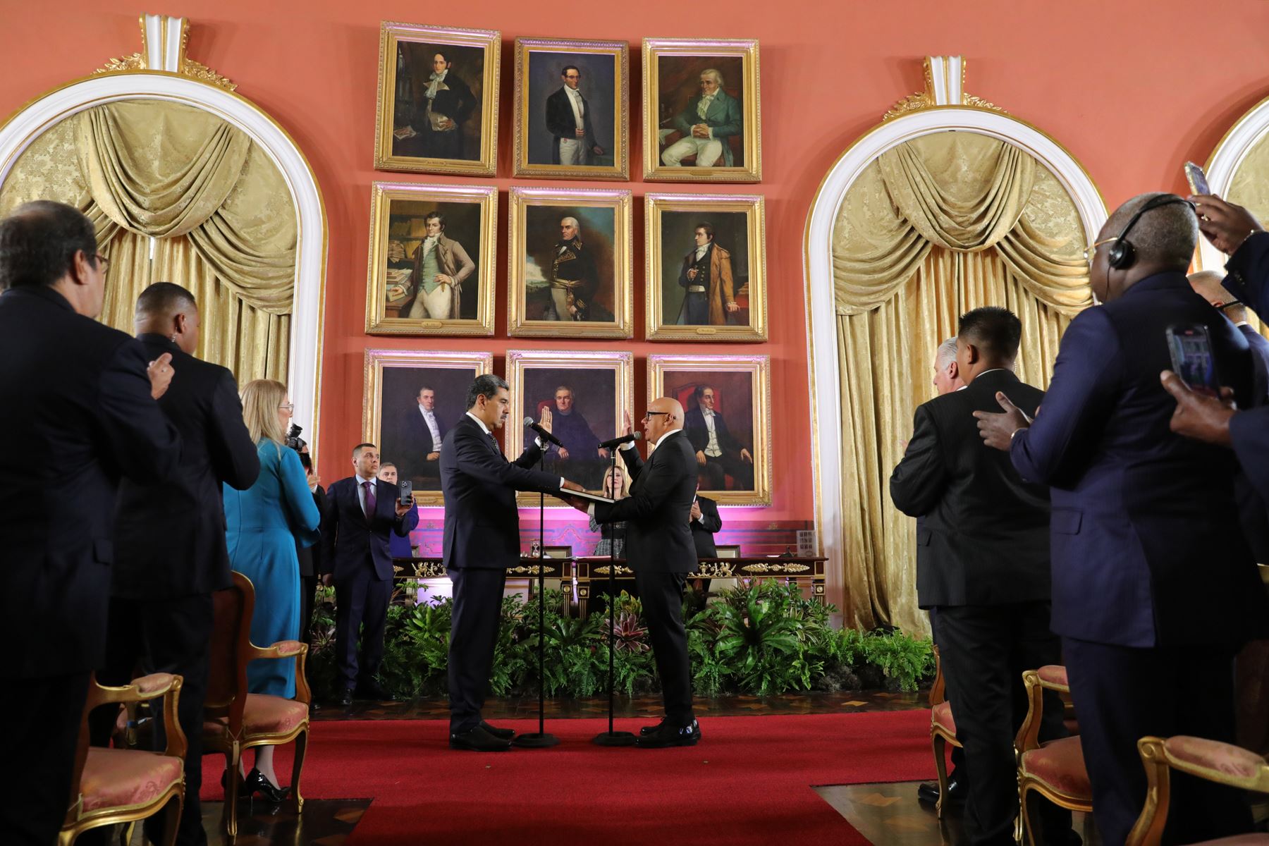 Nicolás Maduro, durante su juramentación frente al presidente de la Asamblea Nacional (AN) de Venezuela, Jorge Rodríguez, este viernes, en Caracas, Venezuela. Foto: EFE