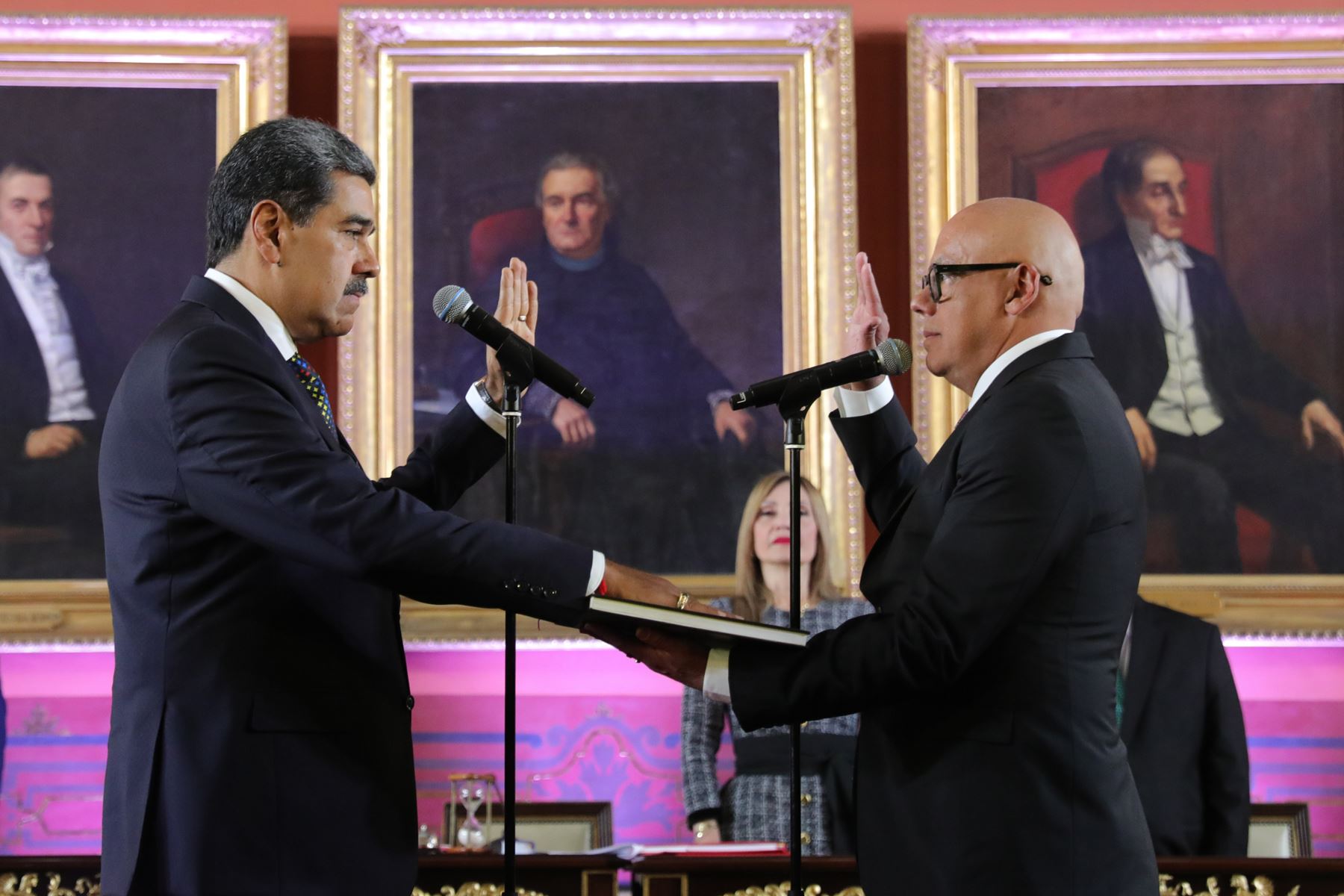 Nicolás Maduro, durante su juramentación frente al presidente de la Asamblea Nacional (AN) de Venezuela, Jorge Rodríguez, este viernes, en Caracas, Venezuela. Foto: EFE