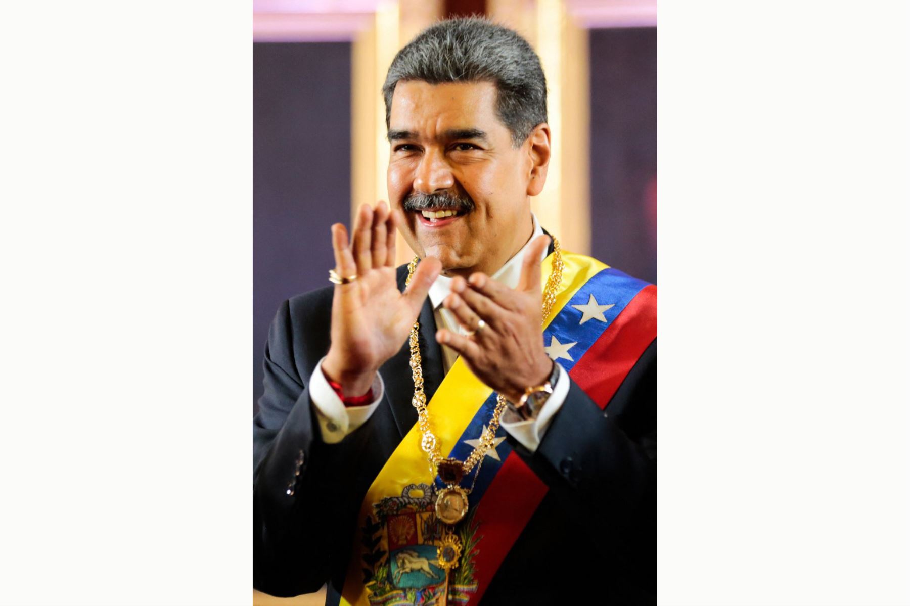 Nicolás Maduro, durante su juramentación frente al presidente de la Asamblea Nacional (AN) de Venezuela, Jorge Rodríguez, este viernes, en Caracas, Venezuela. Foto: AFP