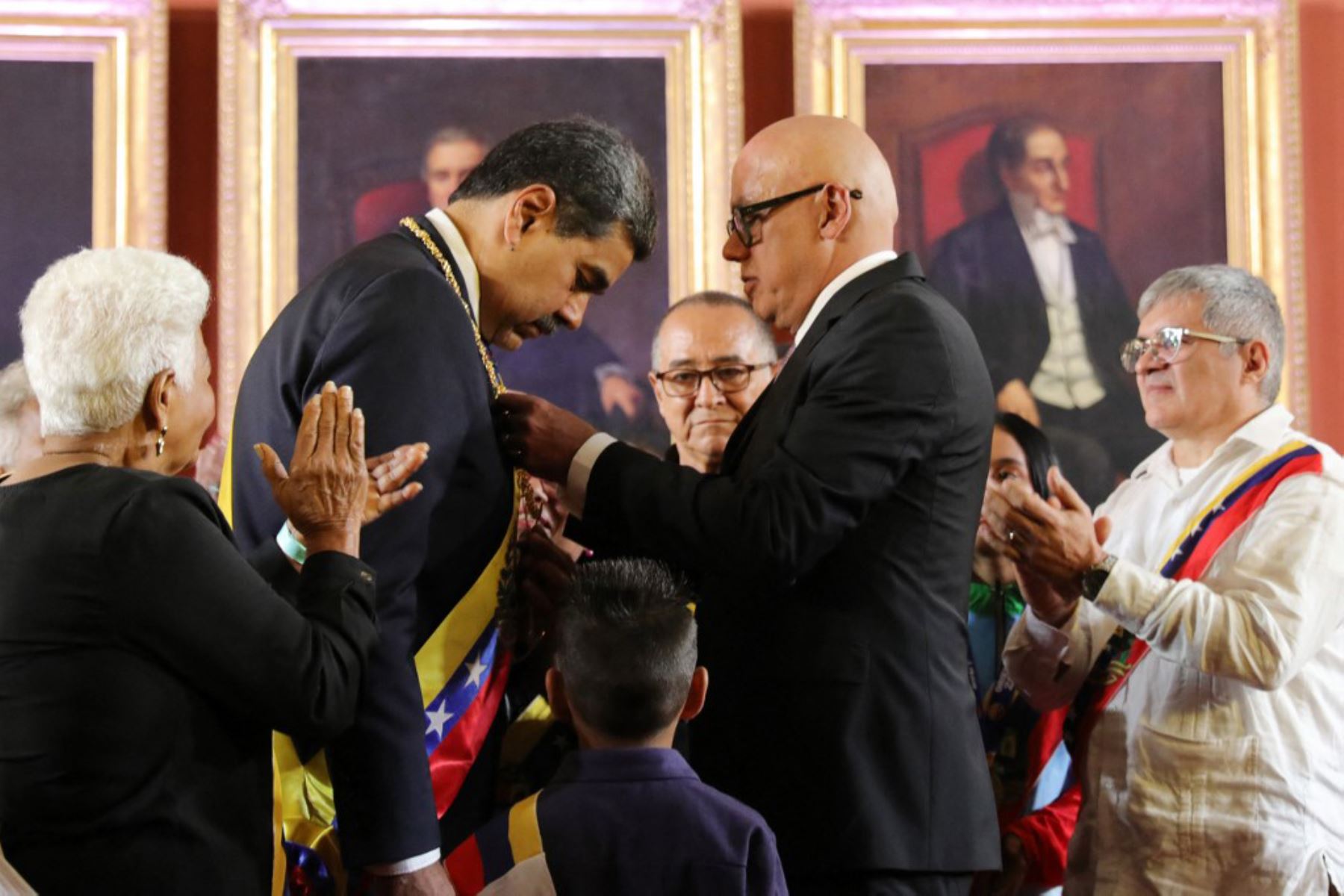 Nicolás Maduro, durante su juramentación frente al presidente de la Asamblea Nacional (AN) de Venezuela, Jorge Rodríguez, este viernes, en Caracas, Venezuela. Foto: AFP