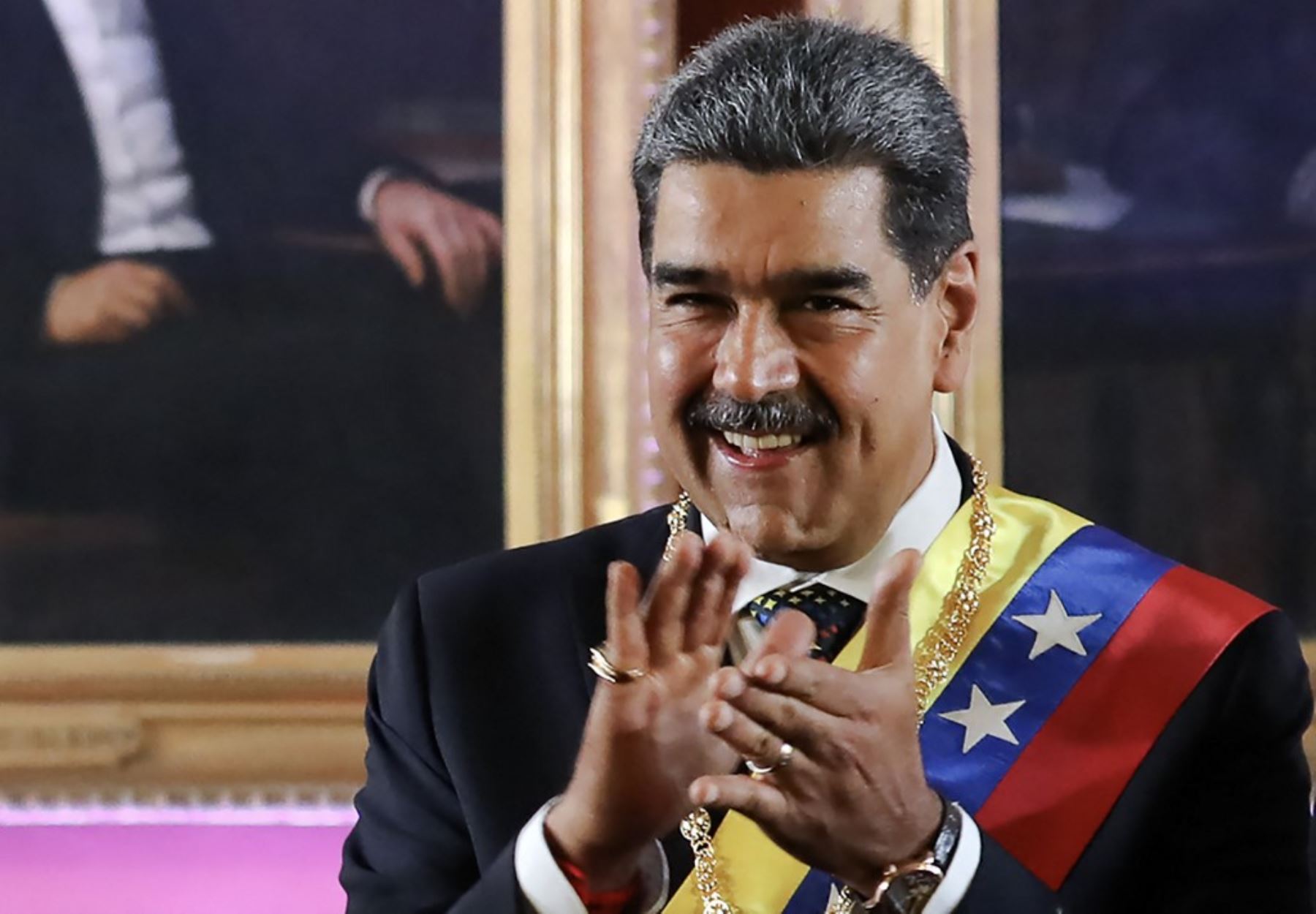 Nicolás Maduro, durante su juramentación frente al presidente de la Asamblea Nacional (AN) de Venezuela, Jorge Rodríguez, este viernes, en Caracas, Venezuela. Foto: AFP