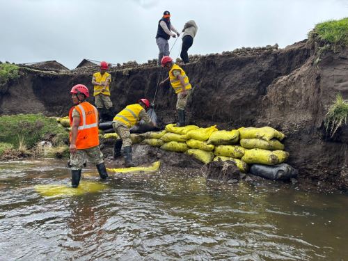 Brigadas del Ejército atienden emergencias por lluvias intensas en Cajamarca y Puno.