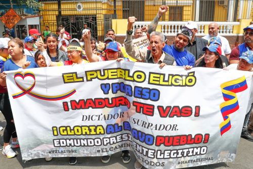 Venezolanos se concentran en exembajada en Lima para protestar contra la reelección de Maduro