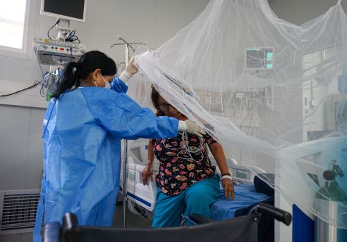 Con la ampliación de más camas en el servicio de emergencia del Hospital III Iquitos y la elaboración de repelentes naturales EsSalud refuerza sus acciones contra el dengue en la región Loreto. ANDINA/Difusión