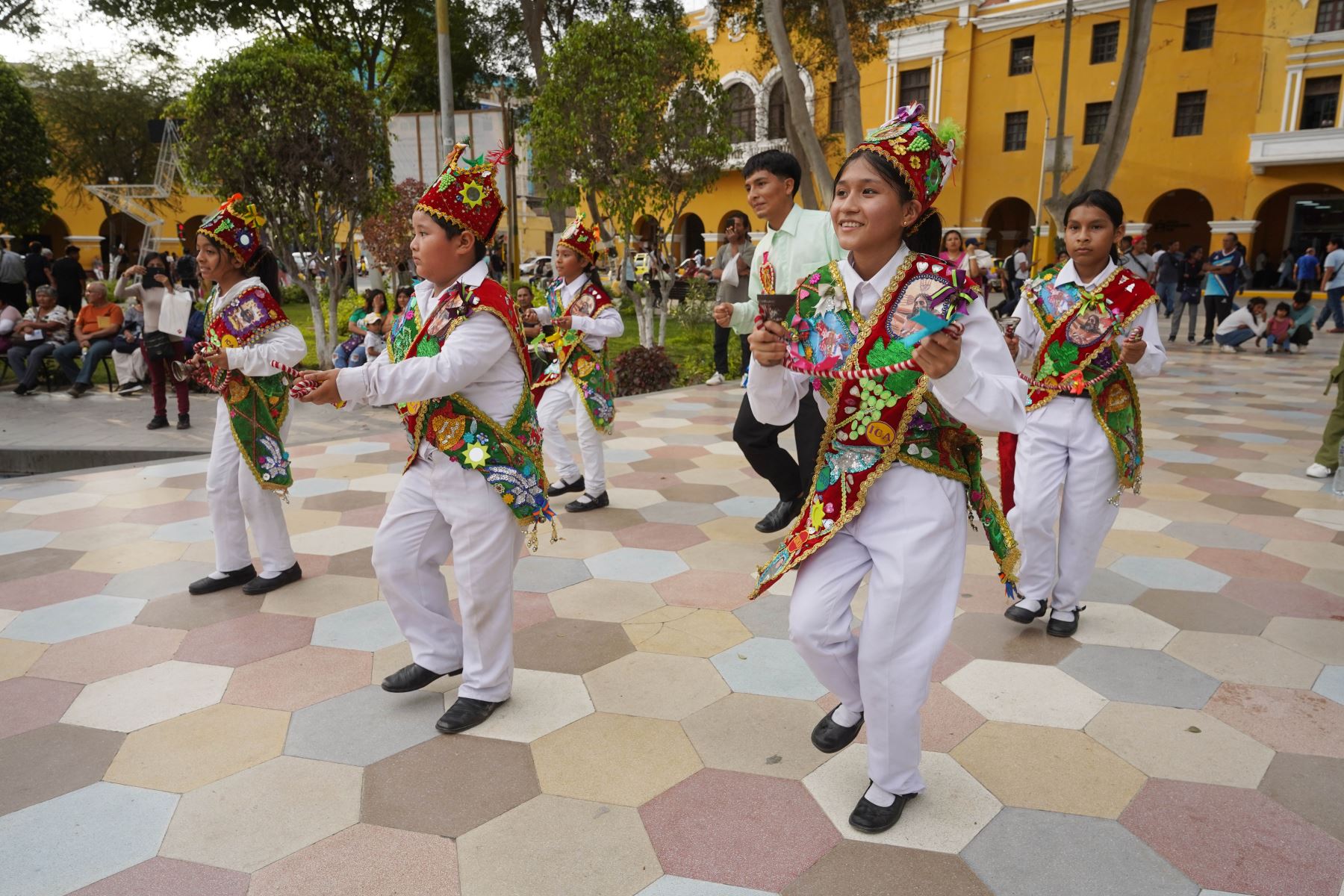 Decenas de cuadrillas de la danza Los Negritos de las provincias de Nasca y Palpa protagonizaron las celebraciones de adoración al Niño Jesús por Reyes Magos en Ica. Foto: Genry Bautista