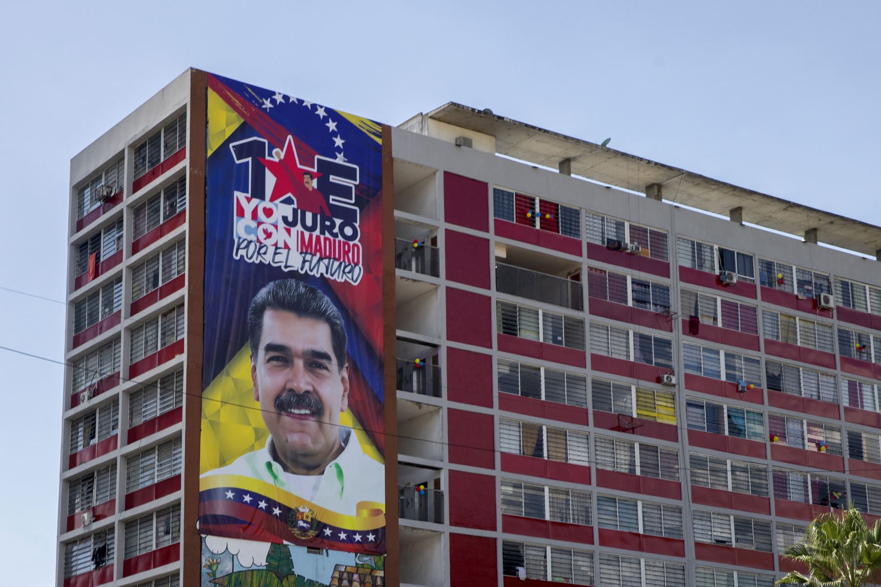 Se ve una pancarta con la imagen del presidente de Venezuela, Nicolás Maduro, exhibida en el edificio de la "Misión Vivienda" durante la inauguración presidencial en Caracas.. AFP