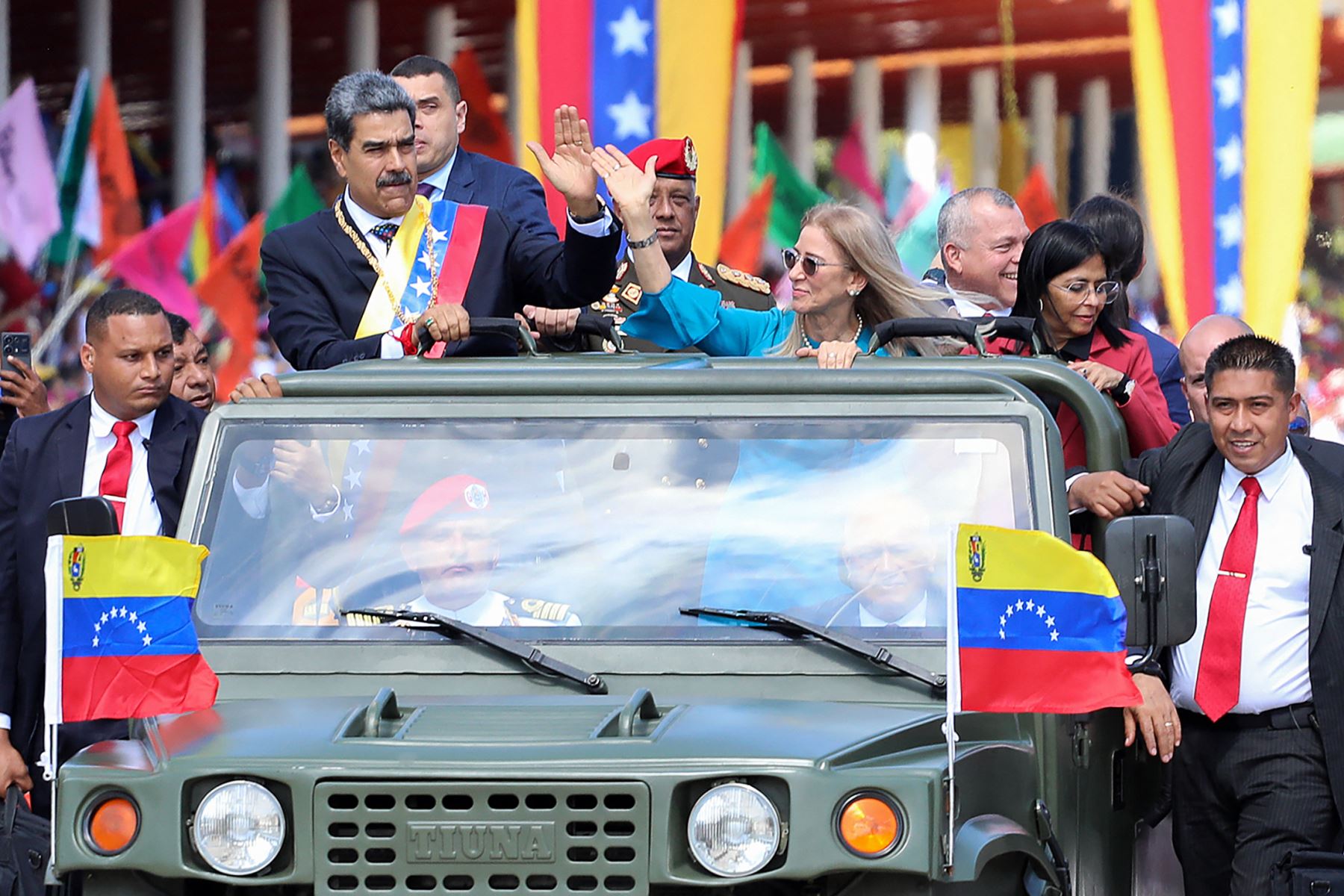 Presidente Nicolás Maduro y su esposa Cilia Flores saludando desde lo alto de un jeep a su llegada a la base militar de Fuerte Tiuna para una ceremonia durante su toma de posesión, en Caracas. AFP