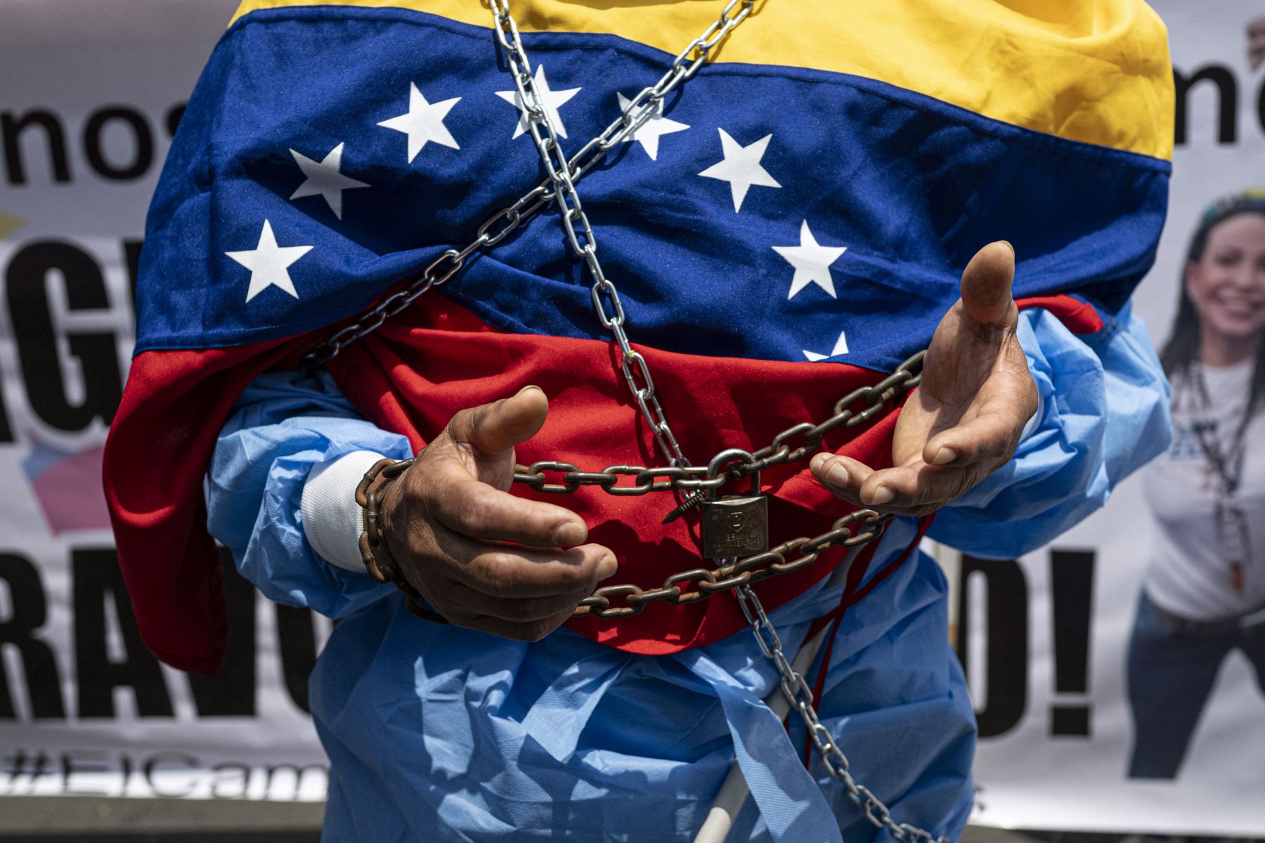 Ciudadanos venezolanos realizan una protesta contra la toma de posesión del presidente Nicolás Maduro en Caracas. AFP