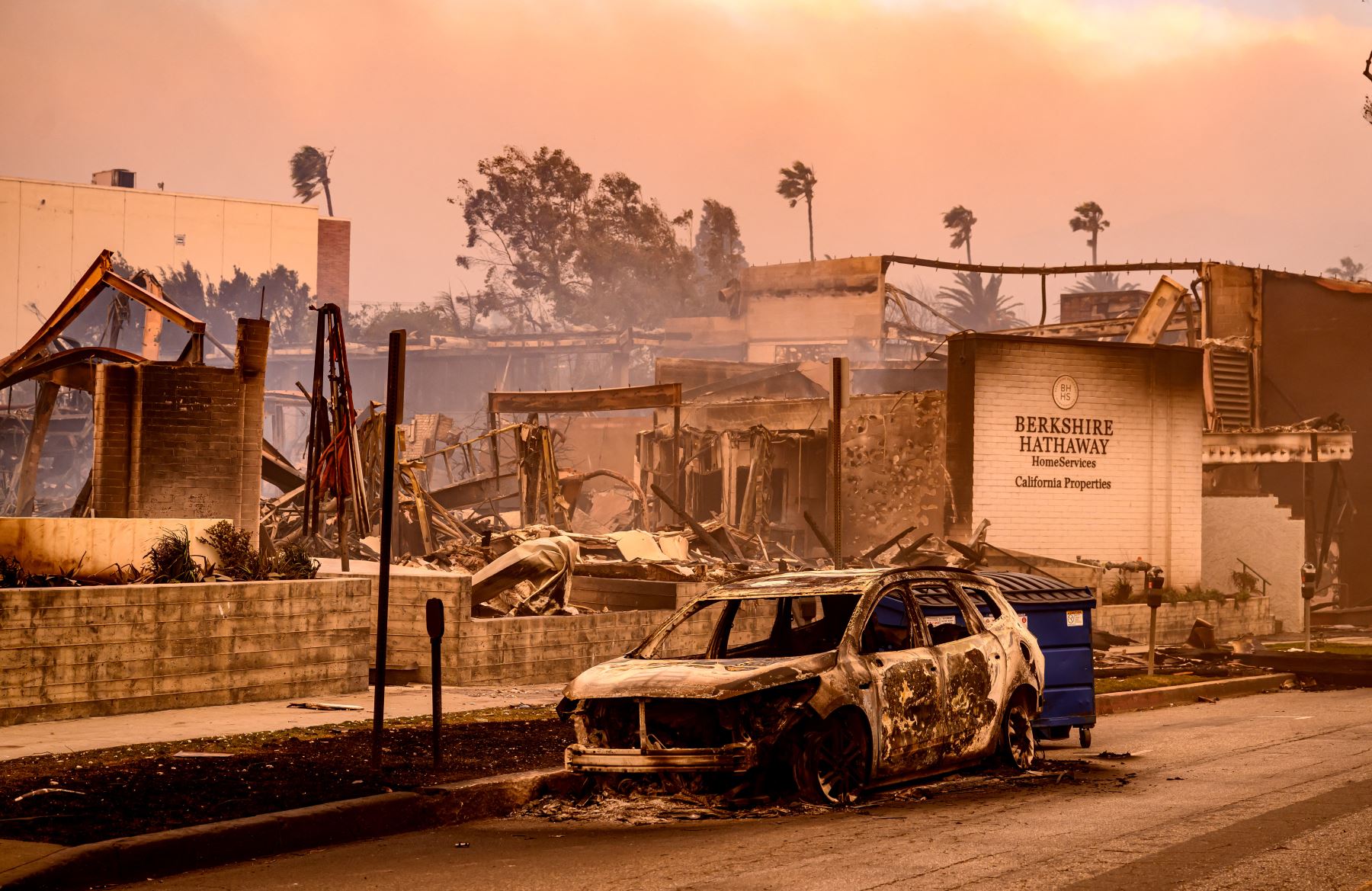 Una oficina de Berkshire Hathaway queda en cenizas humeantes durante el incendio de Palisade en el área de la aldea de Palisade Pacific Palisades, un vecindario de Los Ángeles, California. AFP